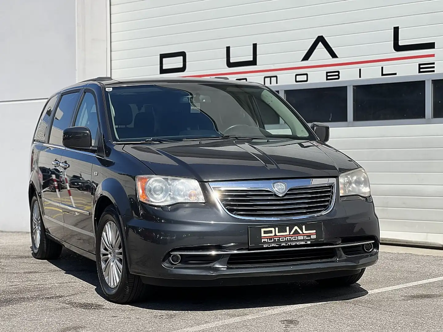 Lancia Voyager 2,8 CRD Platinum/7SITZER/NAVI/RFK Grau - 2