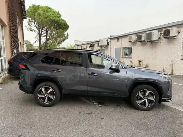 Toyota Rav4 view 4