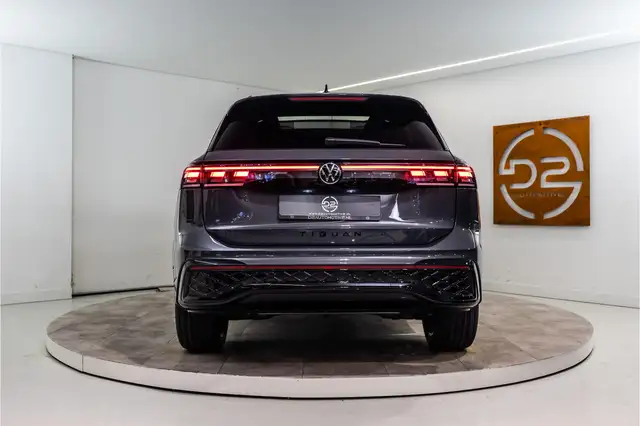 Volkswagen Tiguan view 4