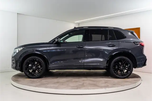 Volkswagen Tiguan view 2