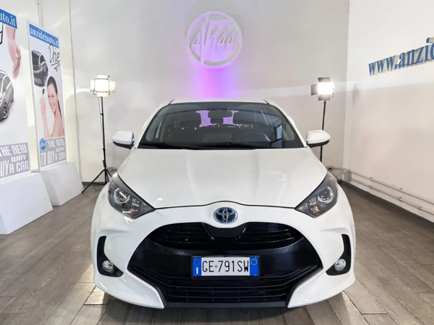 Toyota Yaris 1.5 Hybrid 5 porte Business Bianco - 2
