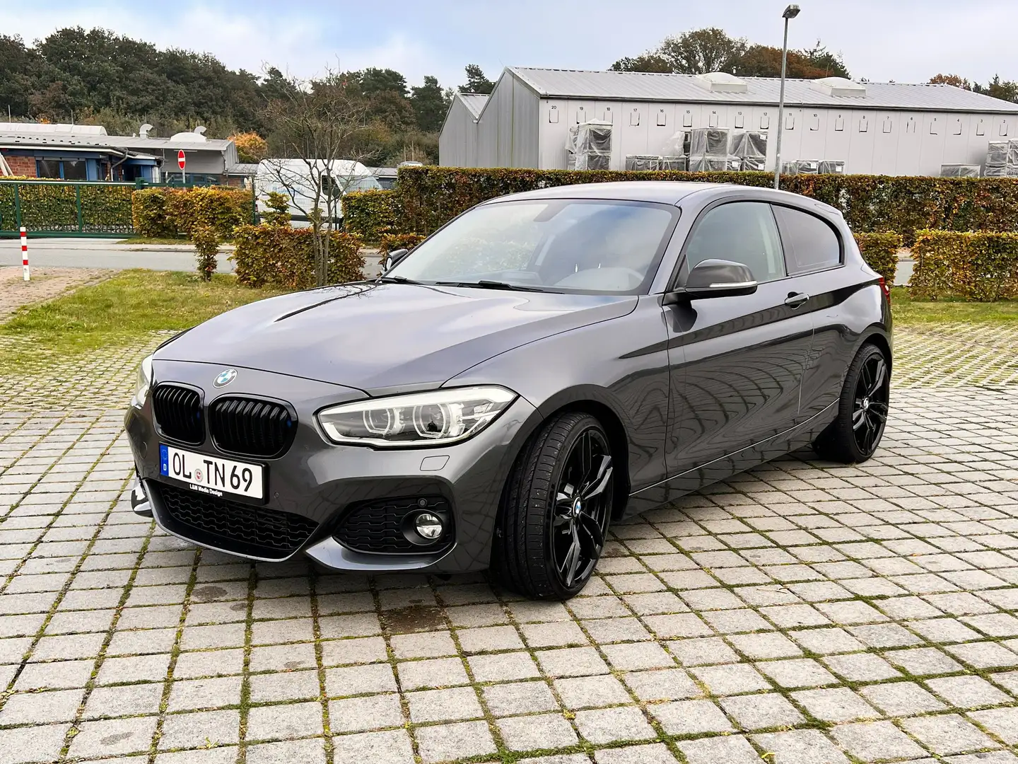 BMW 120 120d Sport Line / M - Paket Grau - 2