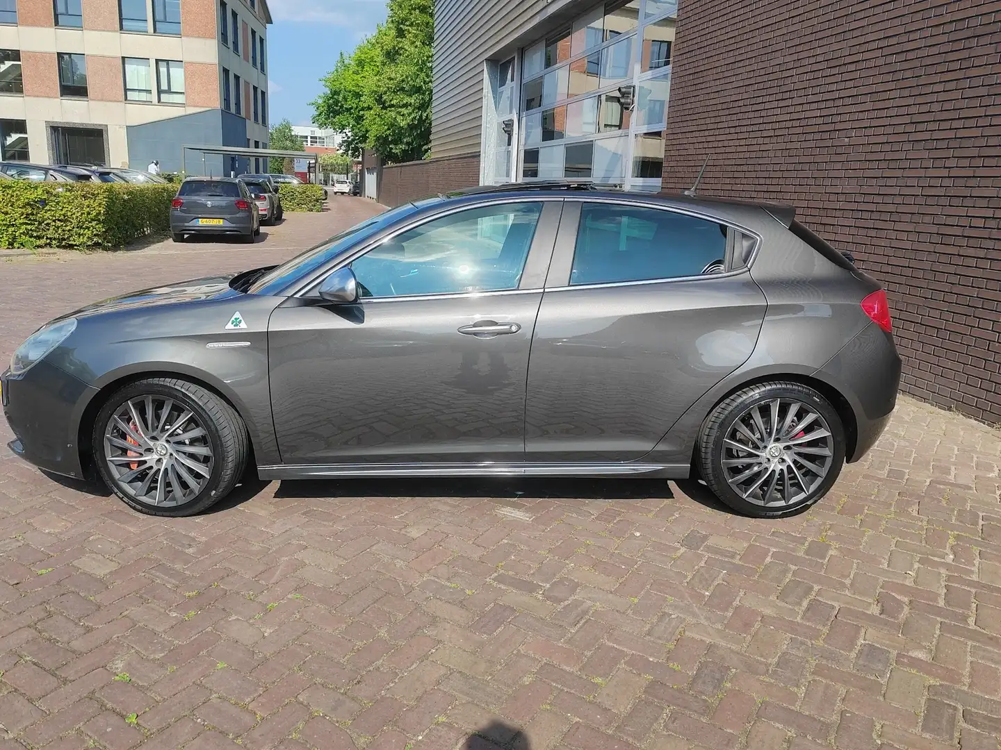 Alfa Romeo Giulietta 1.7 TBi Quad. V. Grijs - 2