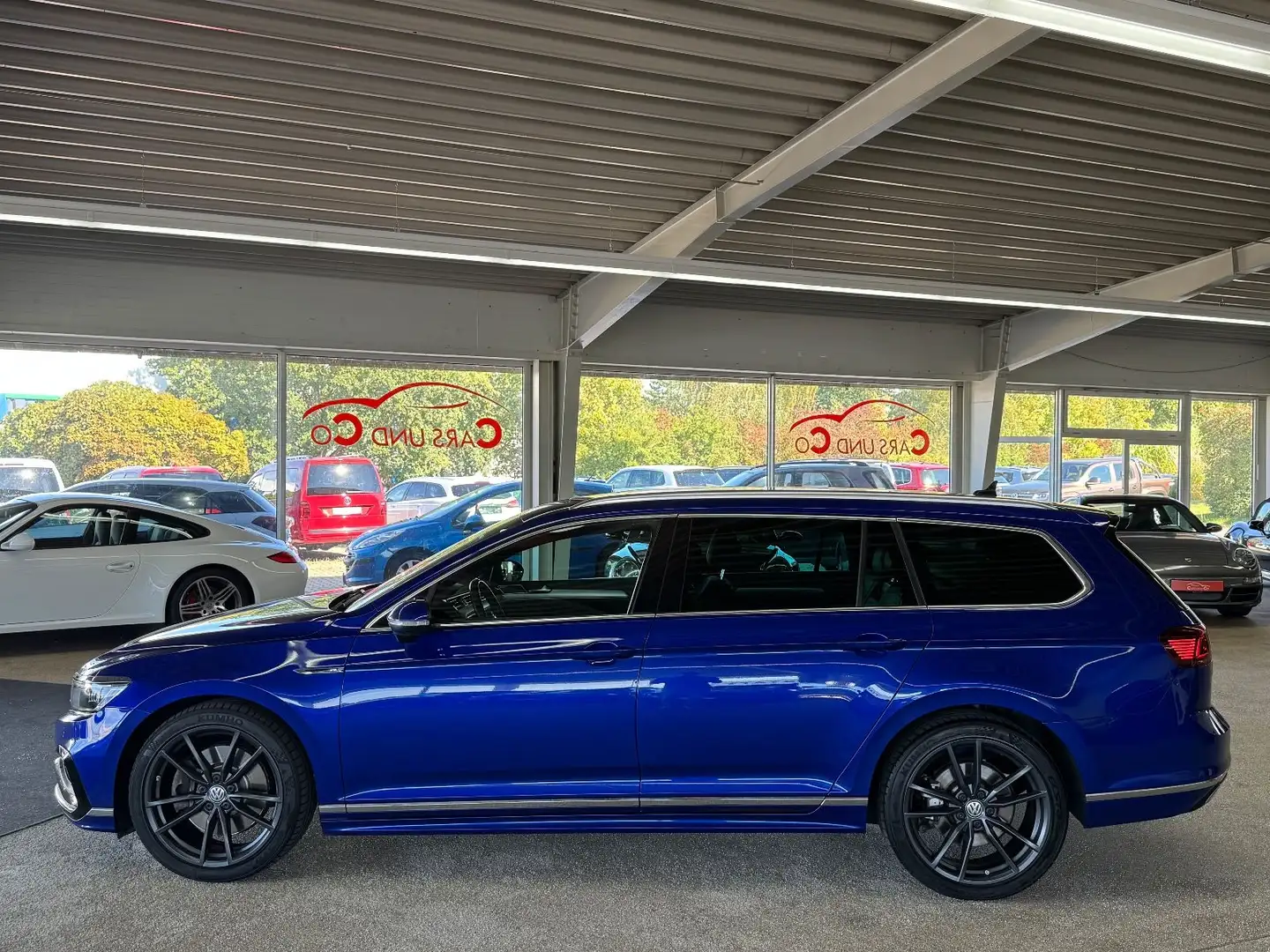 Volkswagen Passat Variant Passat 2.0 TDI R-Line 4M *AHK*STHZ*PAN*HUD*360° Blauw - 2