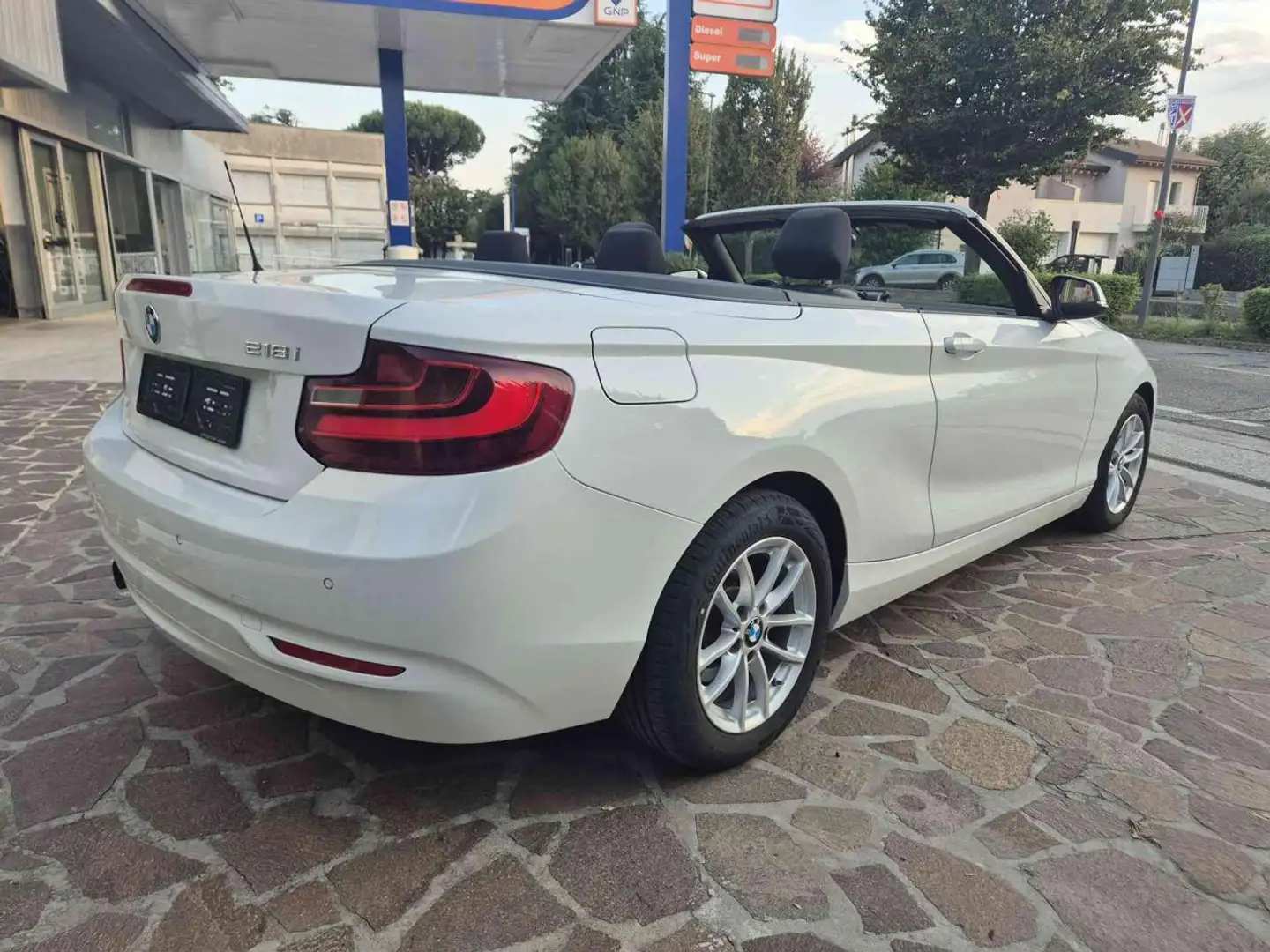 BMW 218 i Cabrio bijela - 2