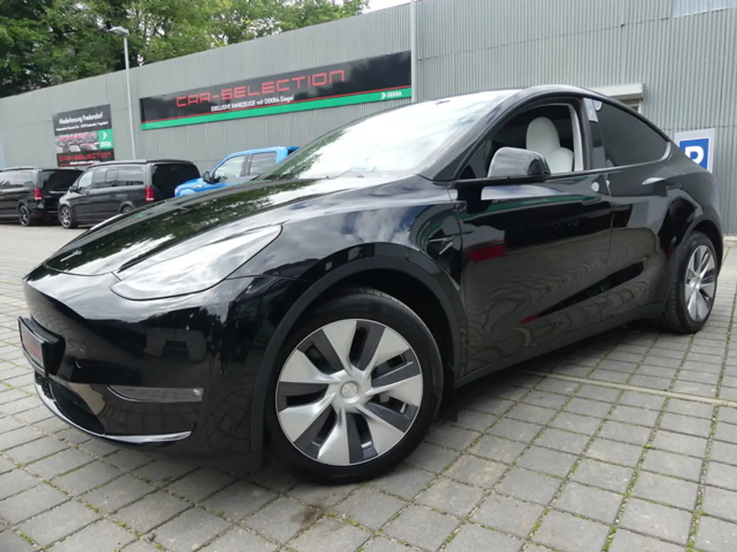 Tesla Model Y Long Range Dual AWD PANO/WÄRMEPUMPE/4xSHZ Schwarz - 2