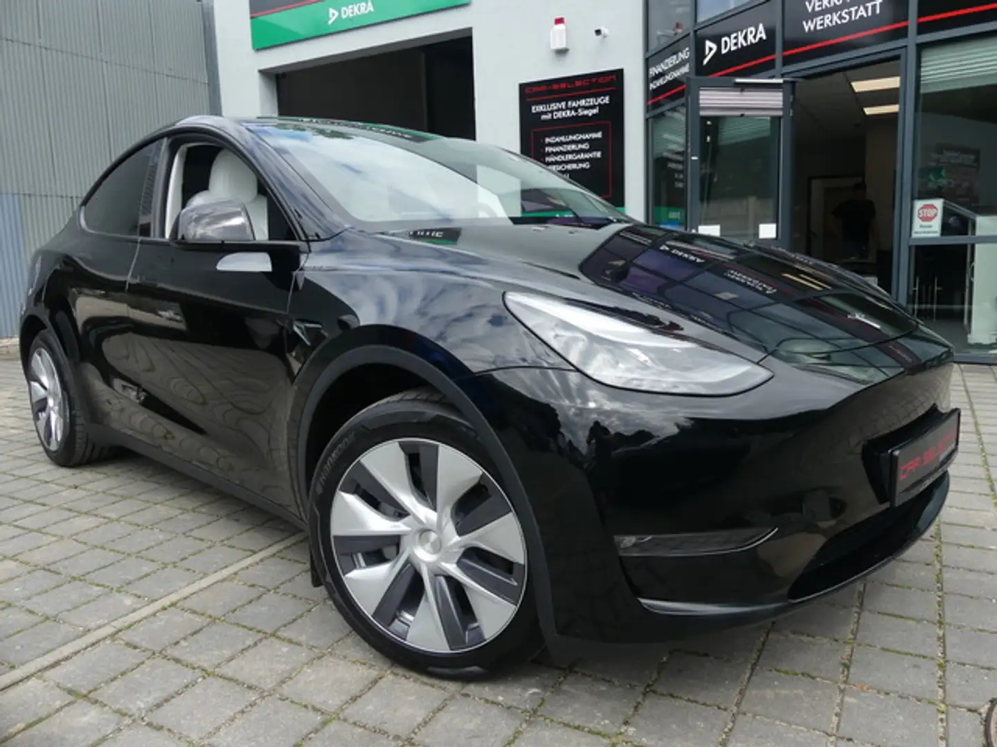 Tesla Model Y Long Range Dual AWD PANO/WÄRMEPUMPE/4xSHZ Schwarz - 1
