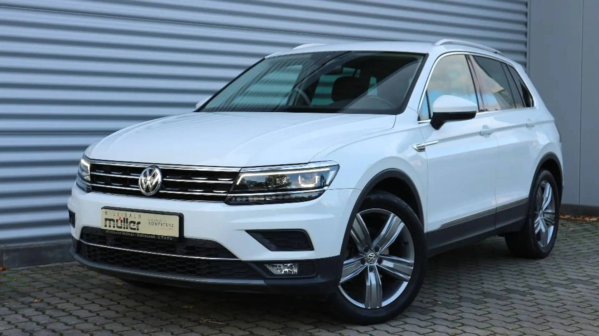 Volkswagen Tiguan Highline Std.-Hzg/AHZV/LED/NAVI . . . Weiß - 1