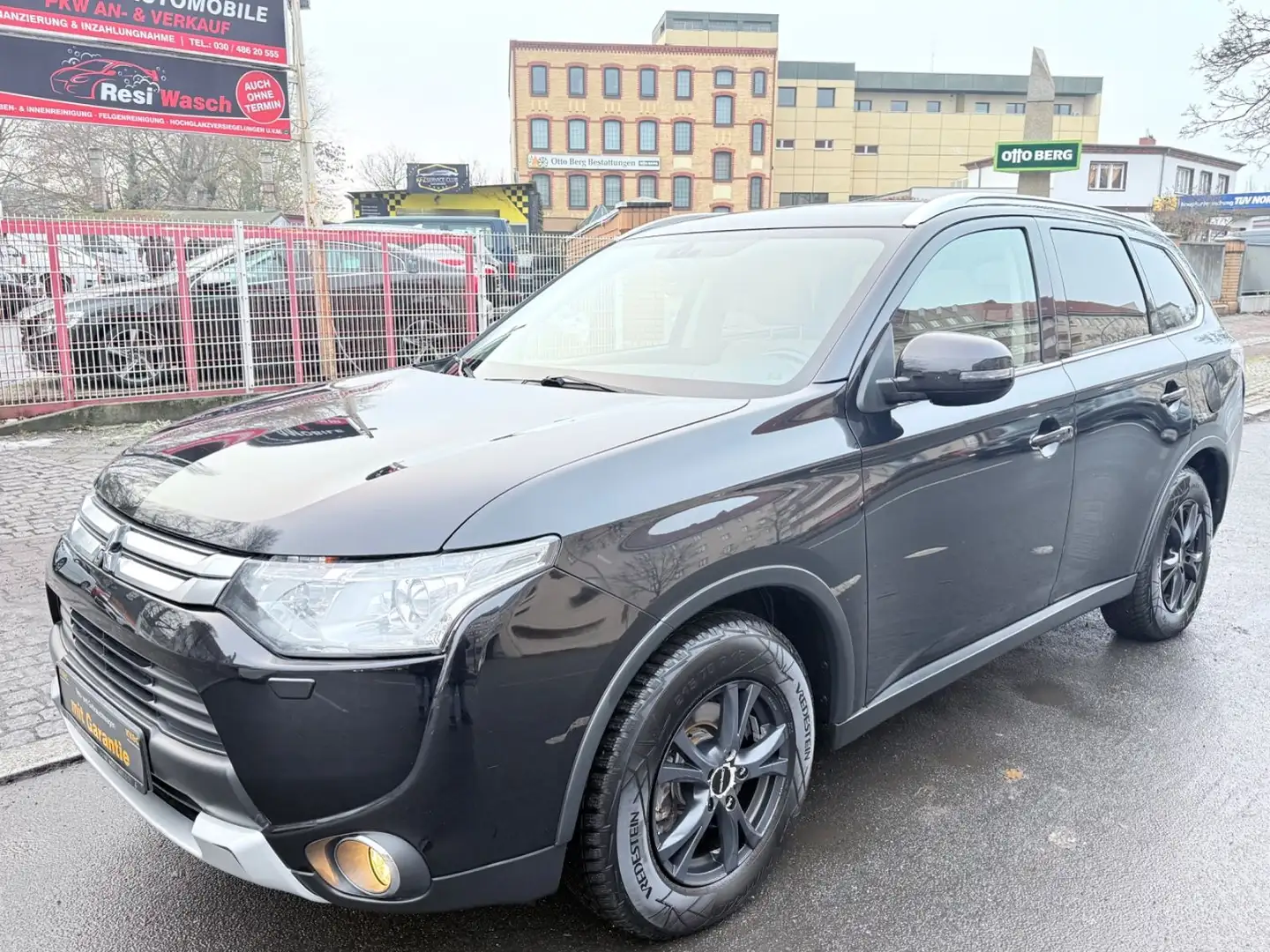 Mitsubishi Outlander OUTLANDER 2.2 STYLE+ 4WD *LEDER*7-SITZER*NAVI* Schwarz - 1
