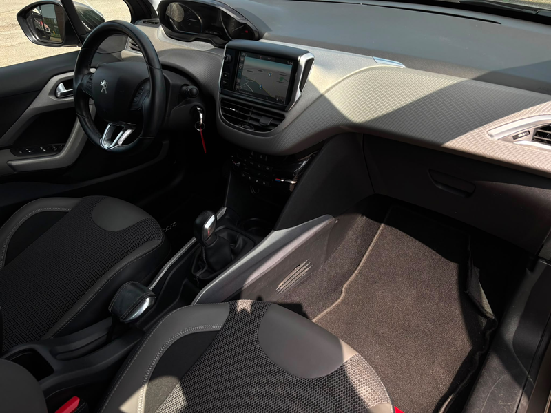 Peugeot 2008 2008 1.2i PureTech Allure S — photo 11