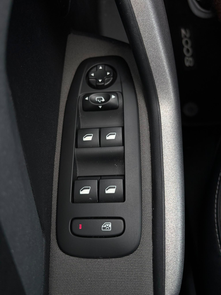 Peugeot 2008 2008 1.2i PureTech Allure S — photo 12