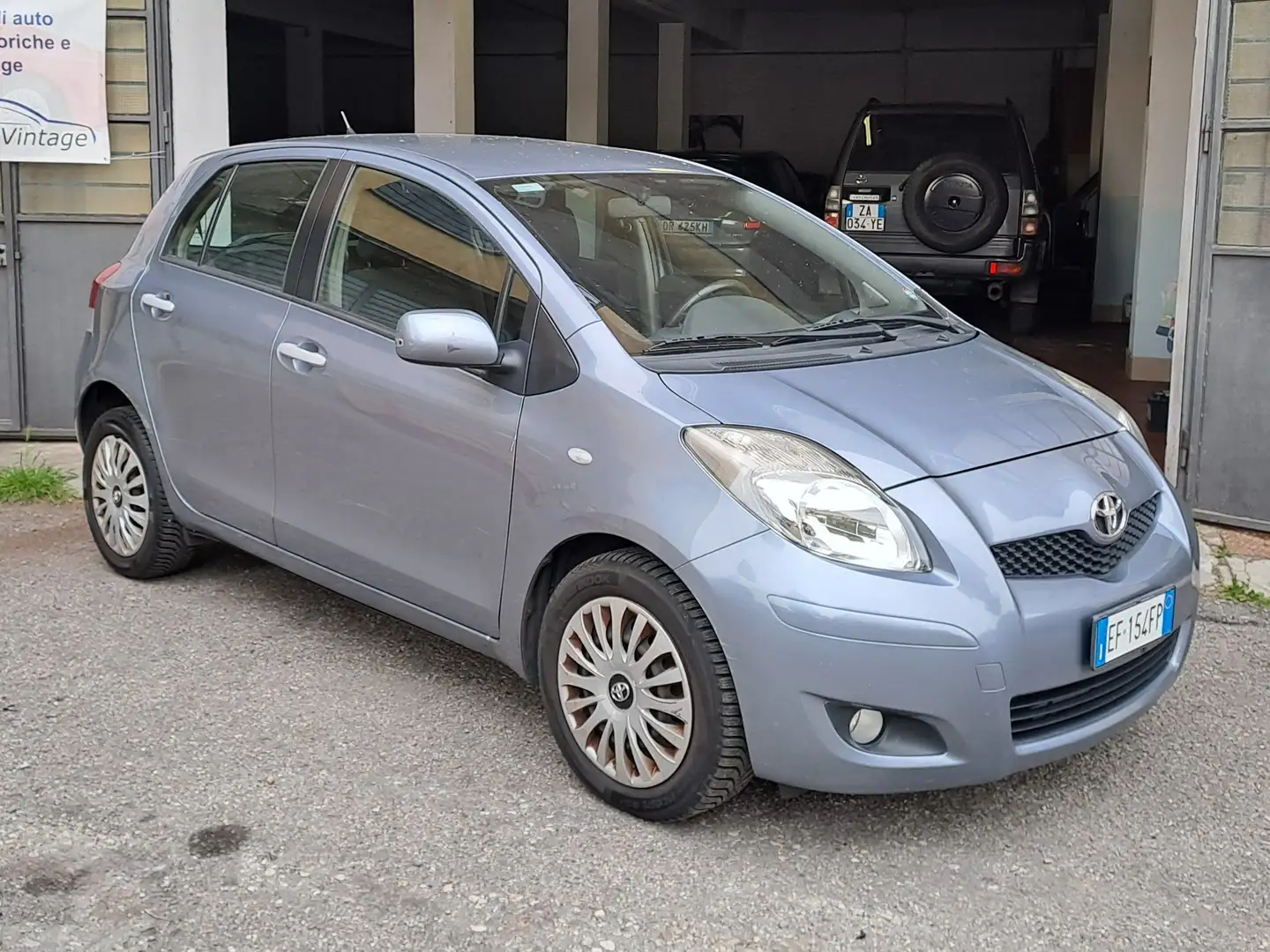 Toyota Yaris 5p 1.3 Sol Gris - 1