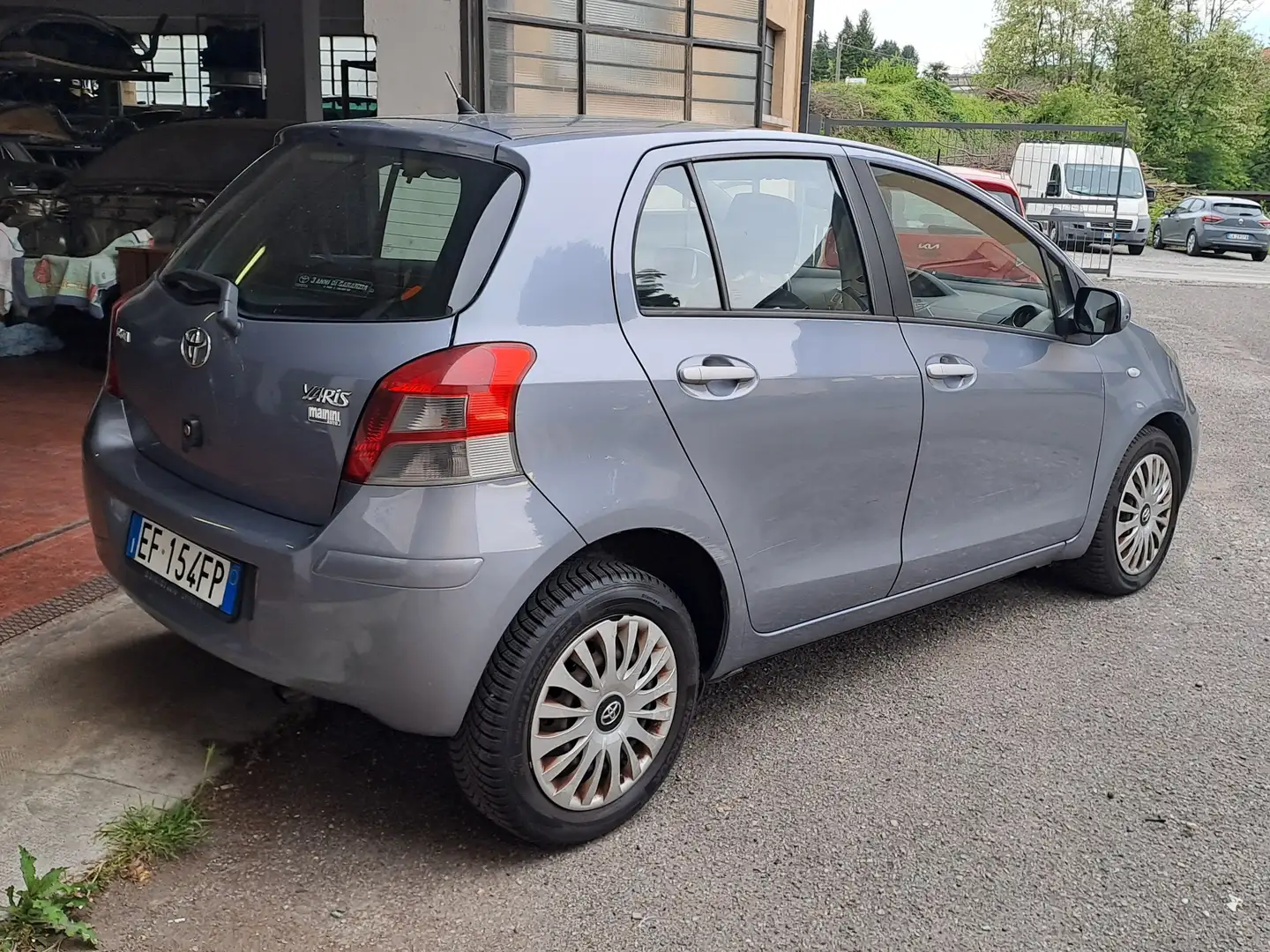 Toyota Yaris 5p 1.3 Sol Gris - 2