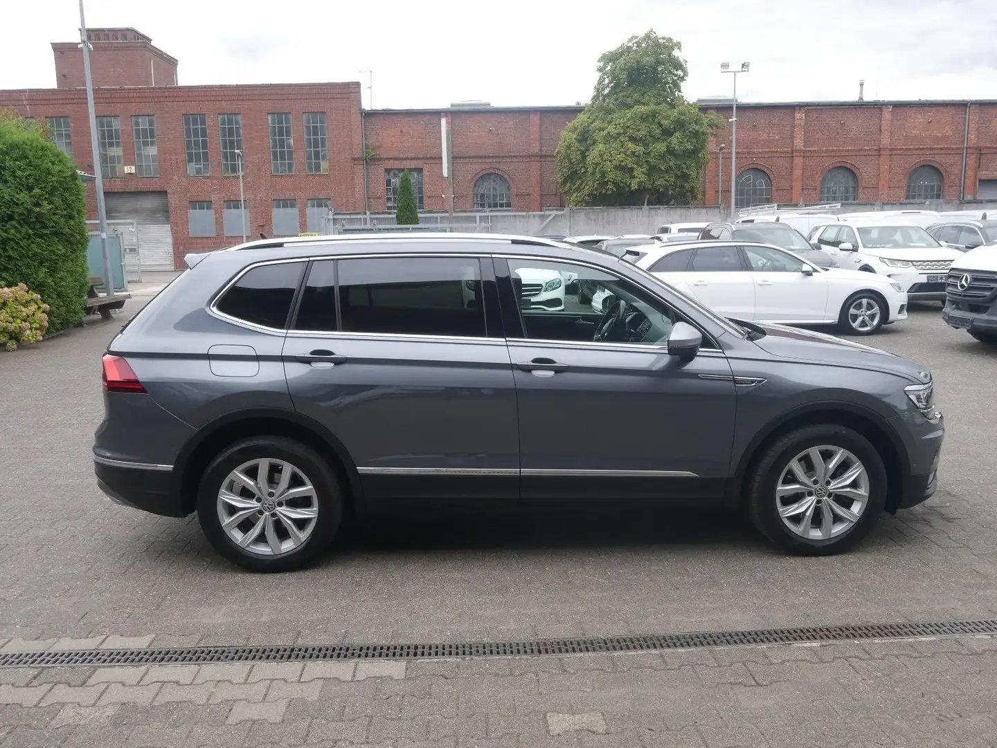 Volkswagen Tiguan Allspace 2.0 TSI Highl. 4Mot Business ACC Grau - 2