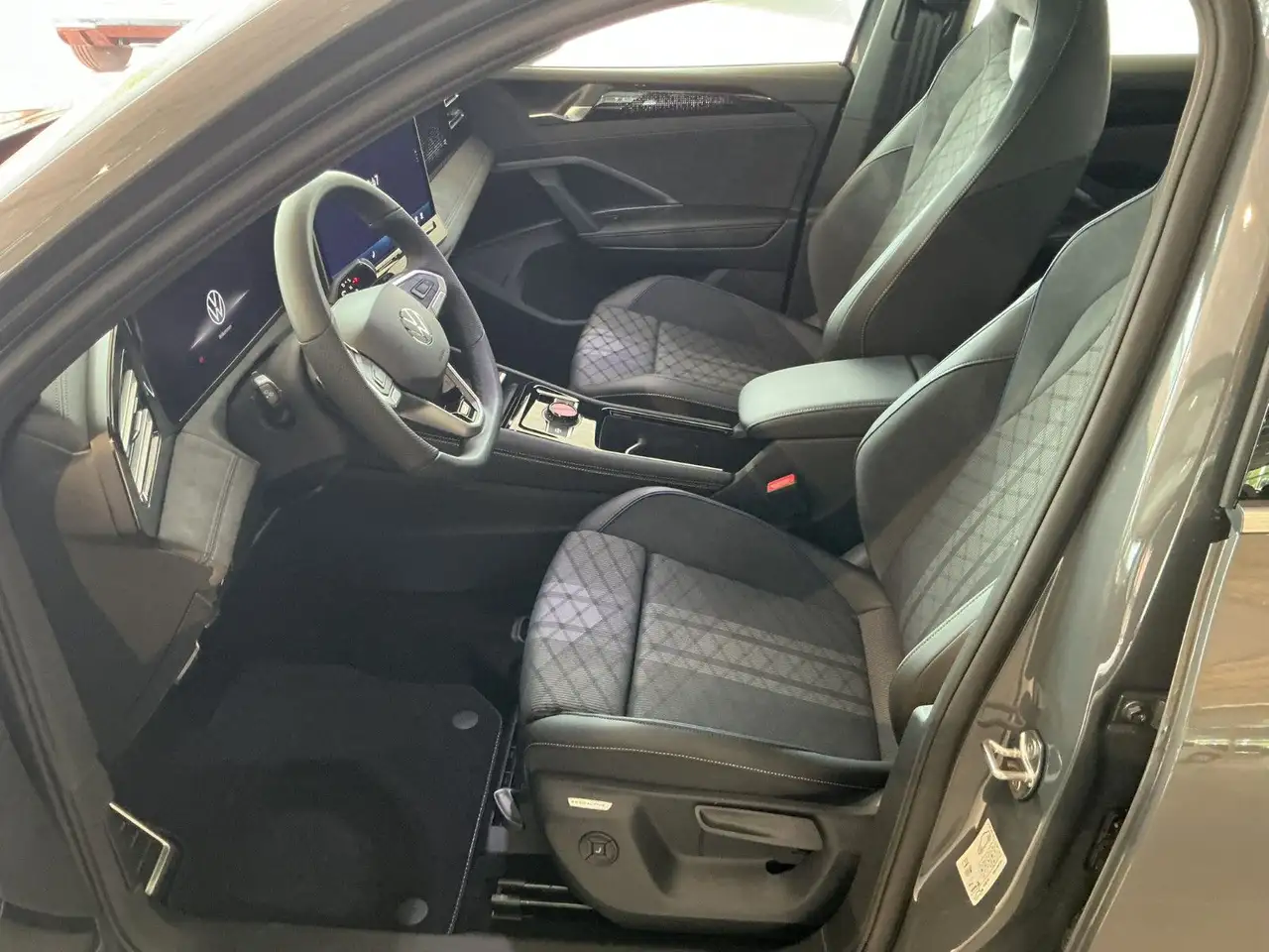 Volkswagen Tiguan 1.5 eTSI R-Line | AHK | IQ.LIGHT | HUD | 11