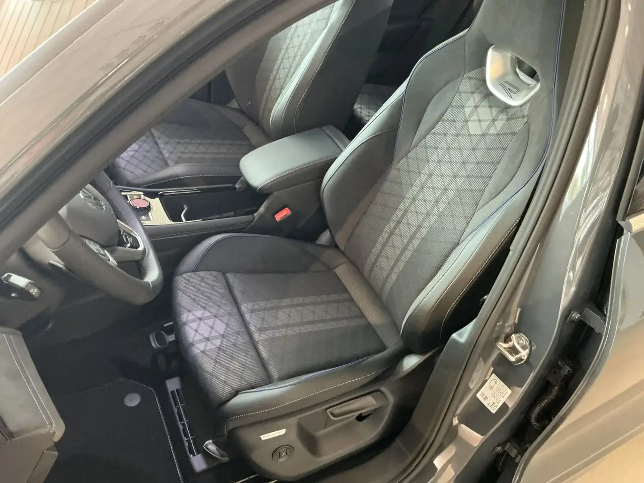 Volkswagen Tiguan 1.5 eTSI R-Line | AHK | IQ.LIGHT | HUD | 12