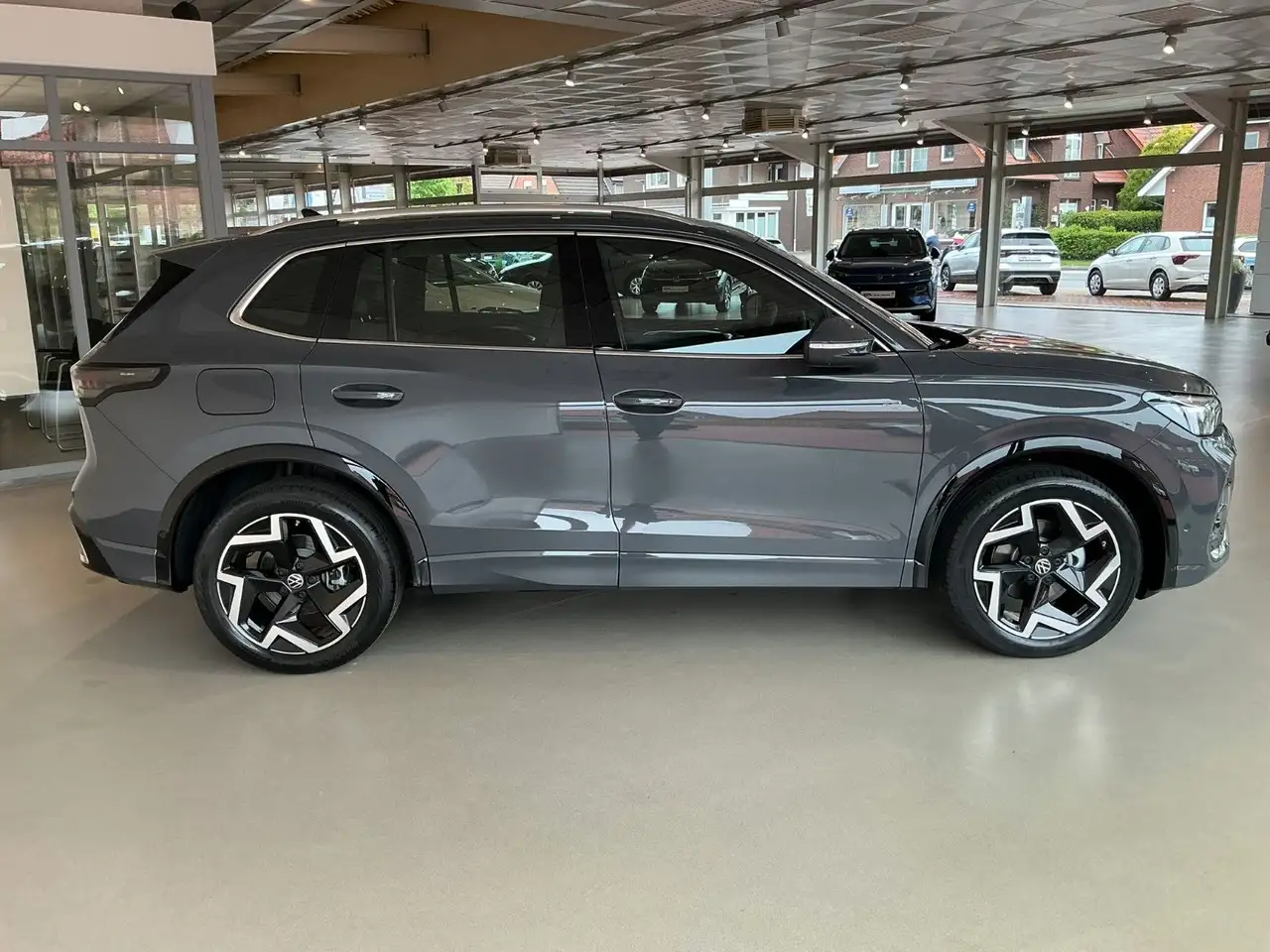 Volkswagen Tiguan 1.5 eTSI R-Line | AHK | IQ.LIGHT | HUD | 6