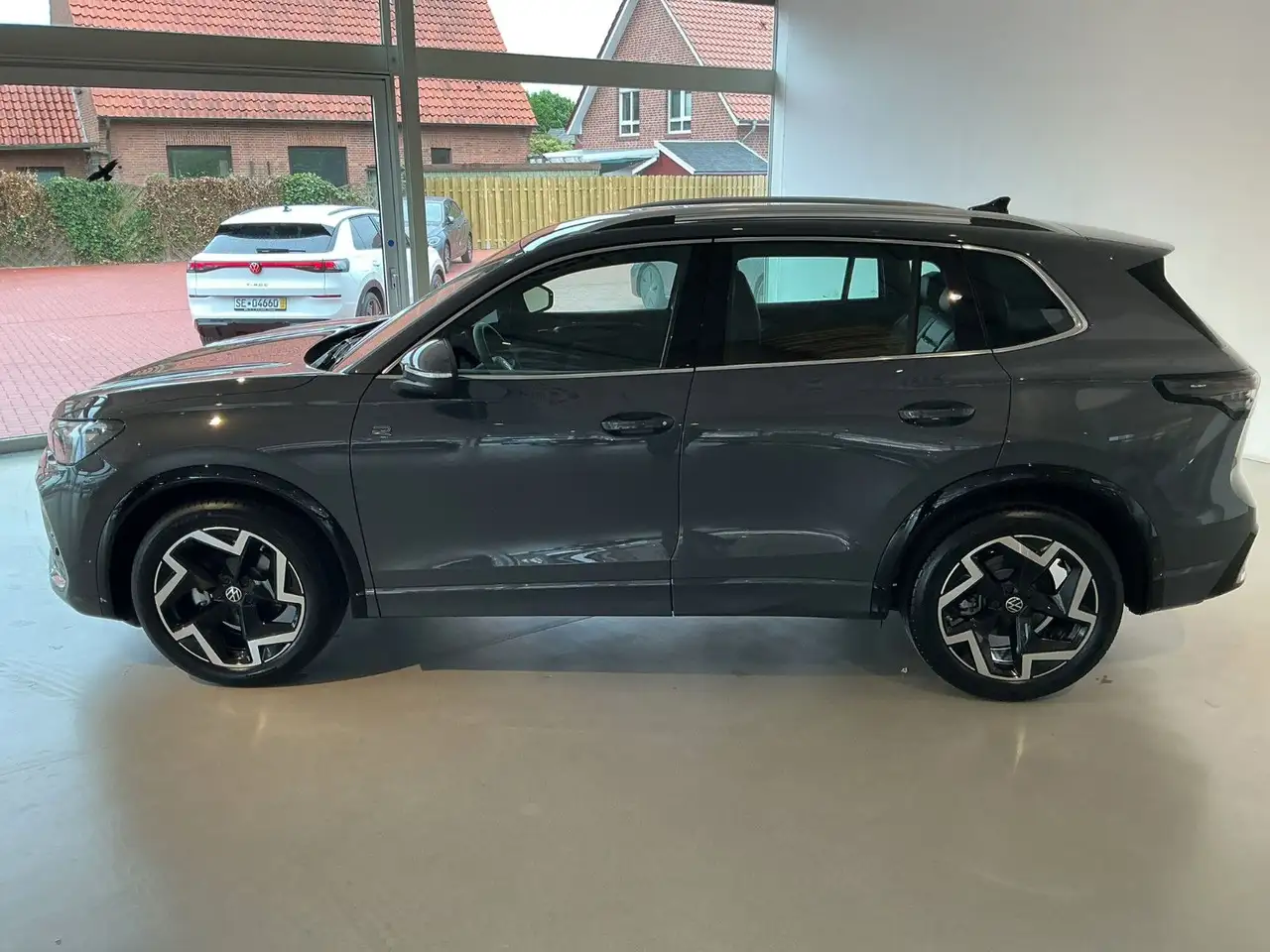 Volkswagen Tiguan 1.5 eTSI R-Line | AHK | IQ.LIGHT | HUD | 10