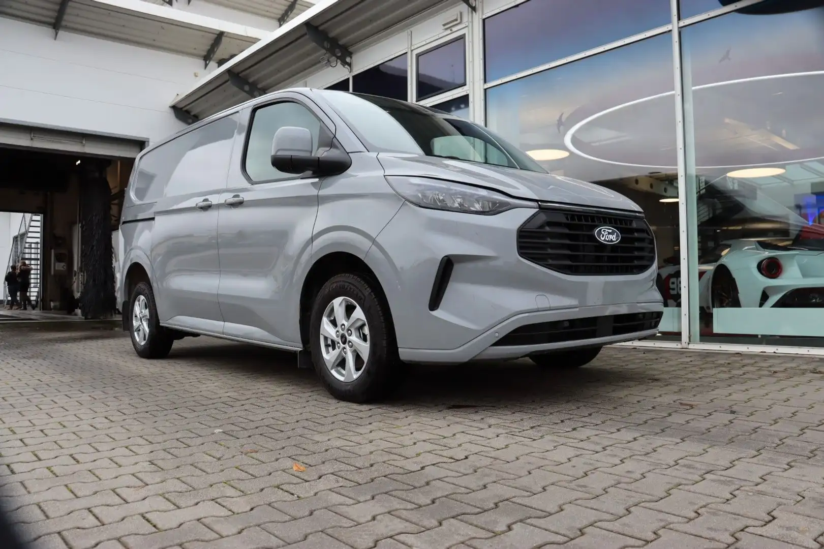 Ford Transit Custom Kasten Limited 82,5 kWh 320L1 BEV Bílá - 2