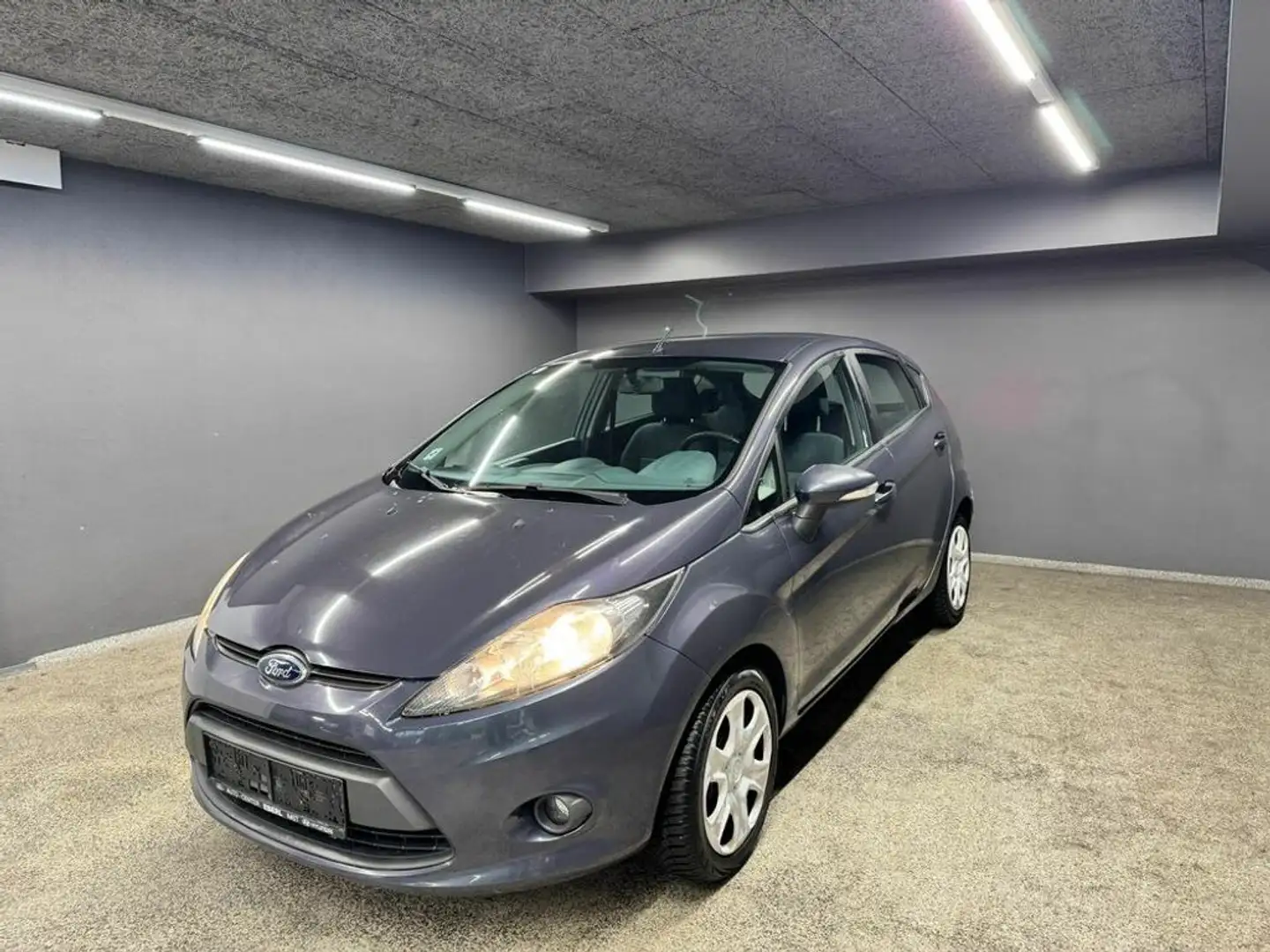 Ford Fiesta Trend Grau - 1