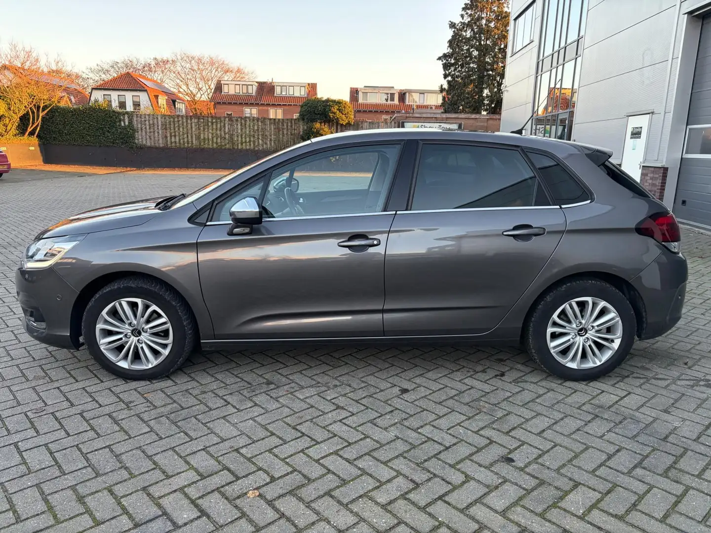 Citroen C4 1.2 PureTech Feel Collection / Navi / Trekhaak / L Grijs - 2