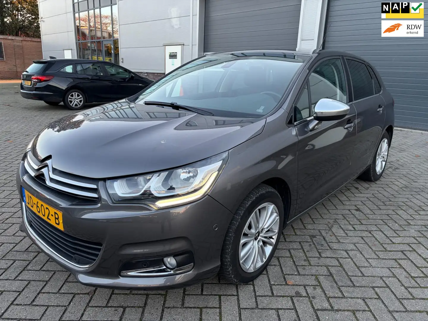 Citroen C4 1.2 PureTech Feel Collection / Navi / Trekhaak / L Grijs - 1