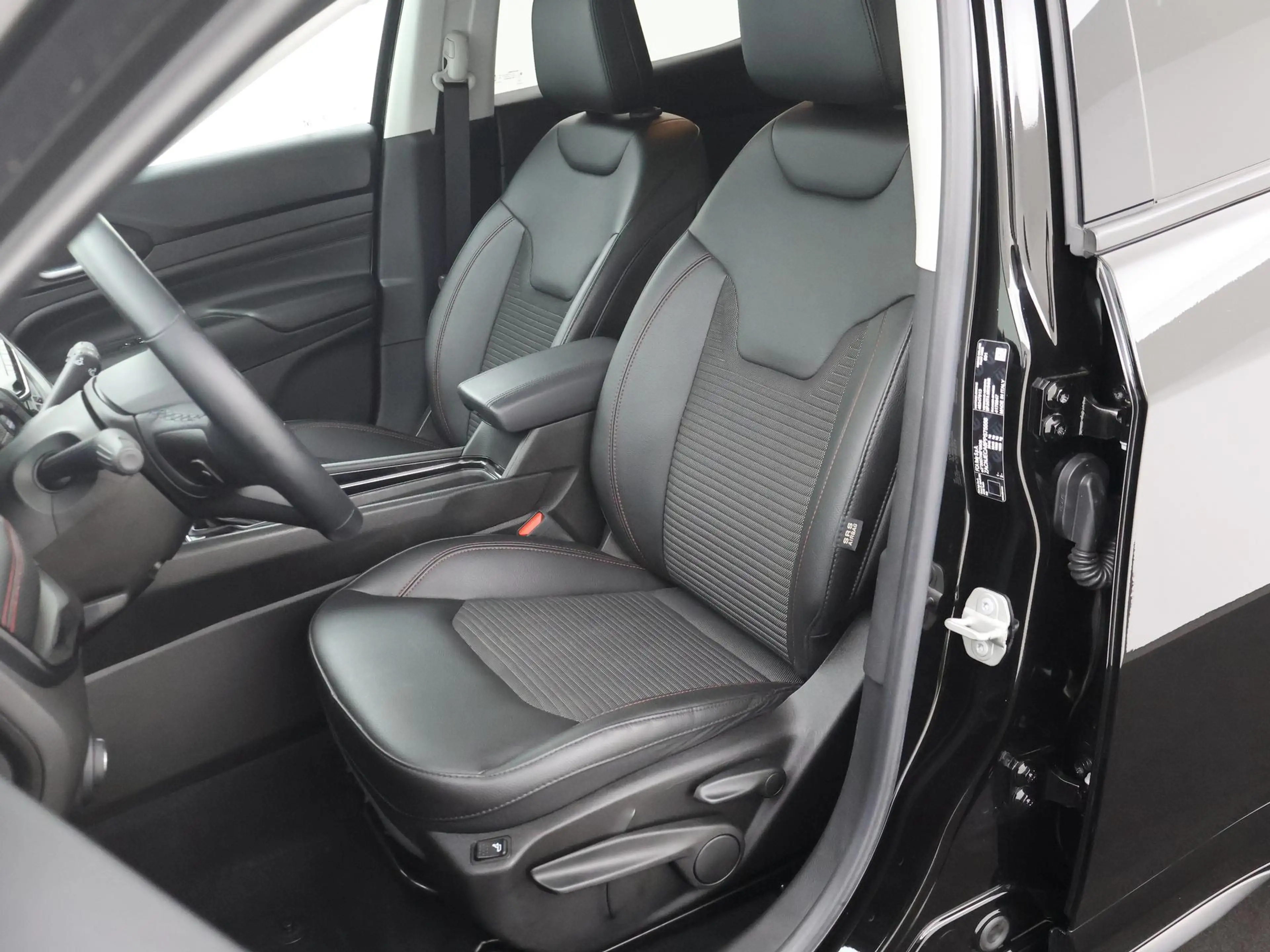 Jeep Compass 1.5T e-Hybrid High Altitude WINTERPACK|CAMERA|CARP — photo 33