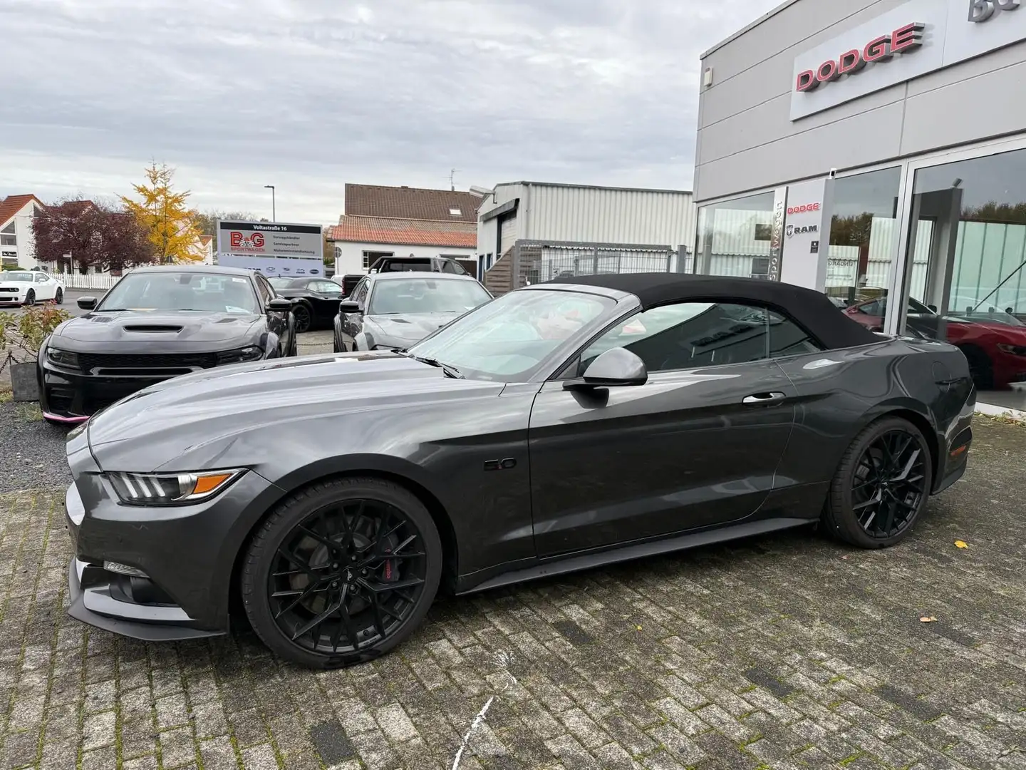 Ford Mustang GT Convertible Gris - 2