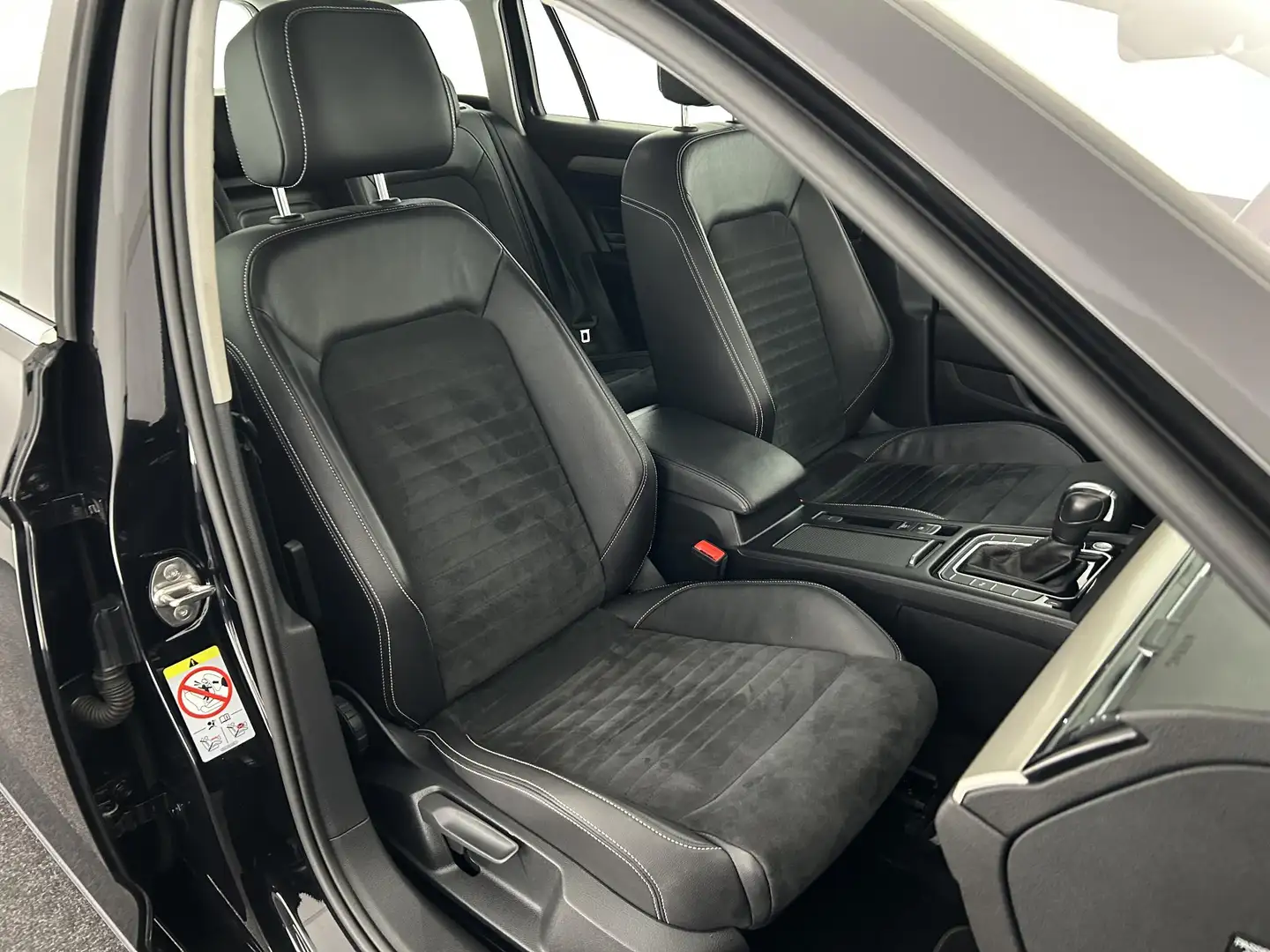 Volkswagen Passat Variant 1.5 TSI 150pk DSG Business Camera Stoelverwarming Zwart - 2