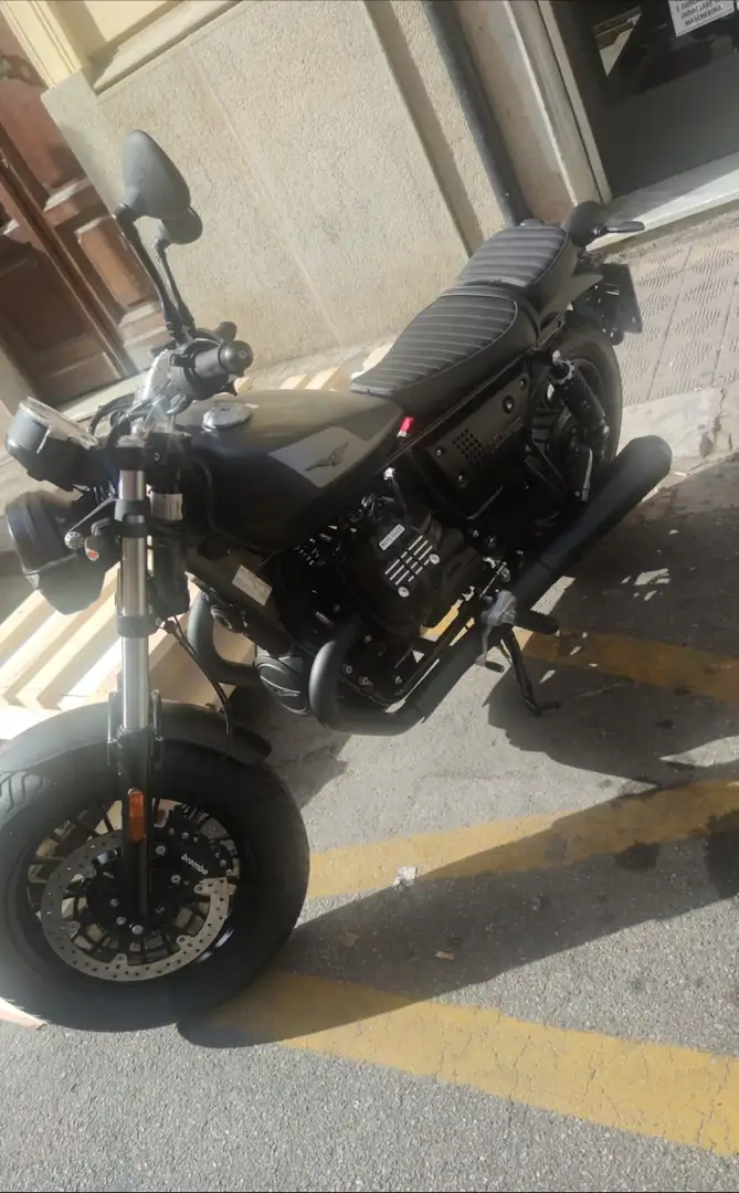 Moto Guzzi V 9 Bobber - Centenario 2021 Negru - 1