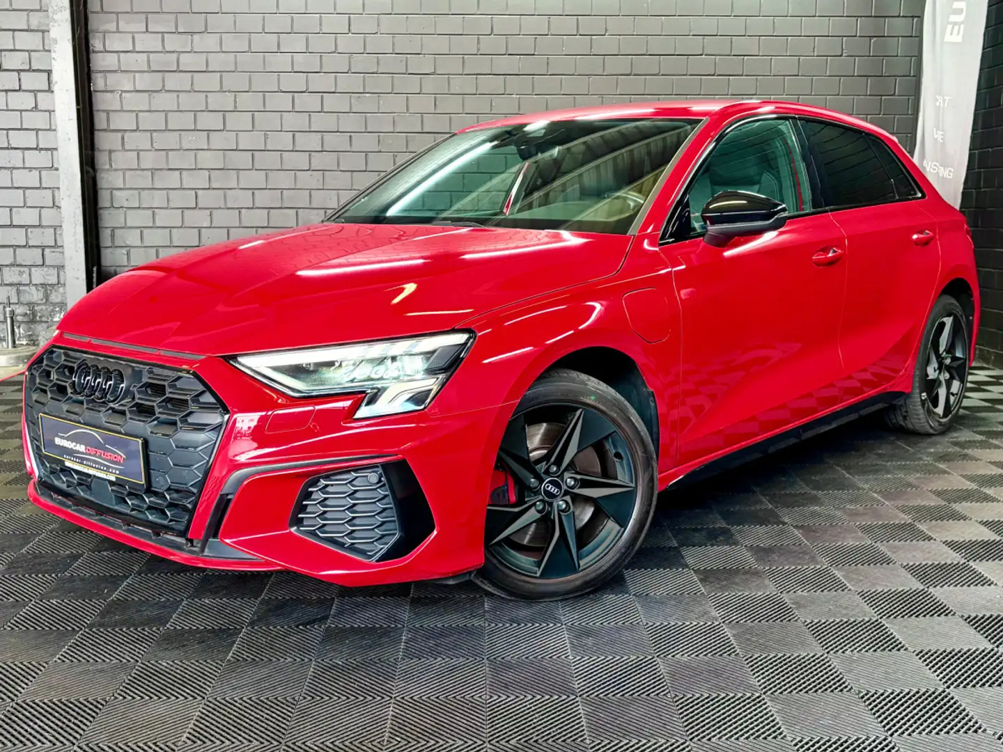 Audi A3 Sportback 45 TFSIe S-Line 245CV Rouge - 1