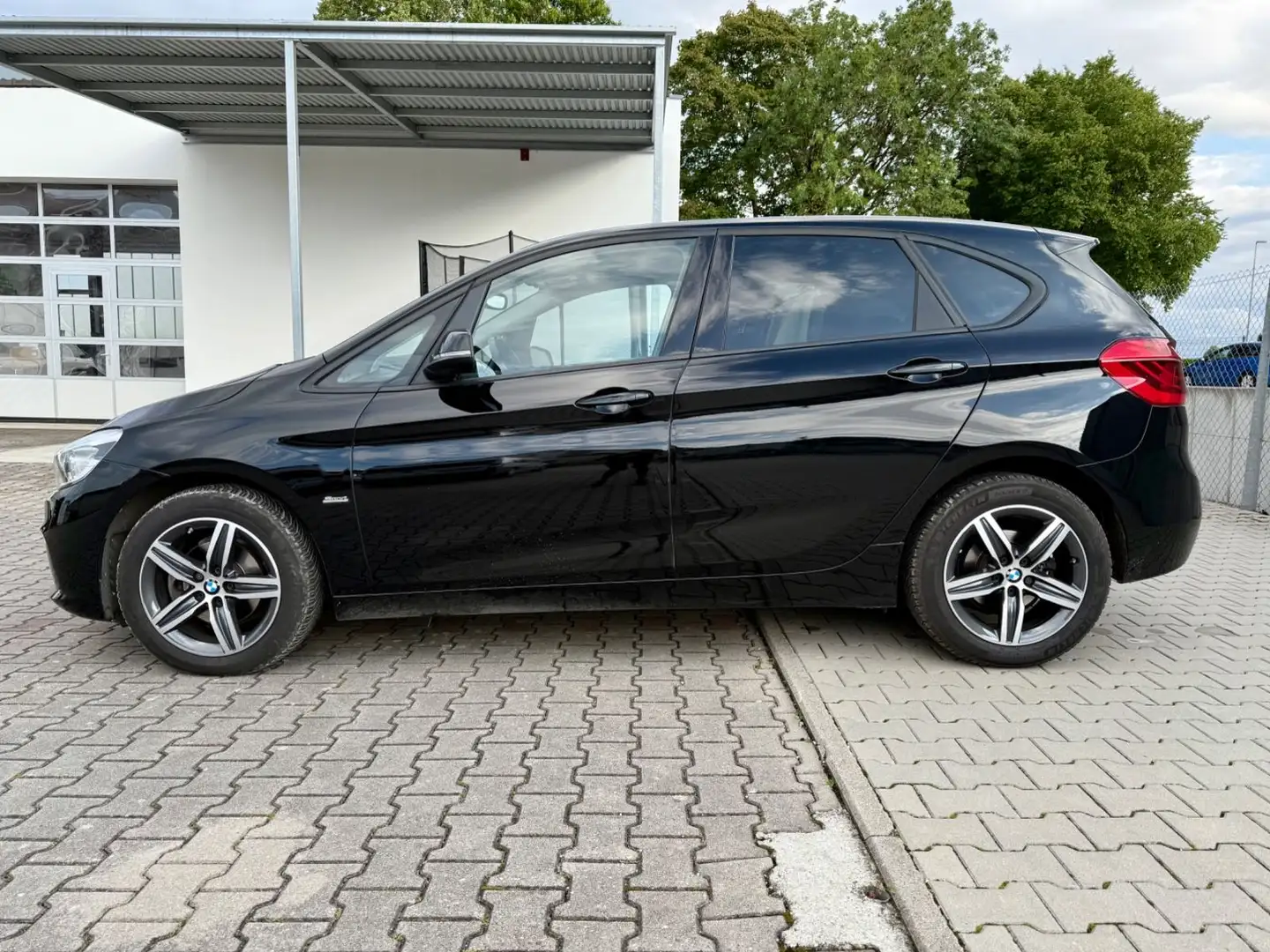 BMW 218 i Active Tourer Sport Line*PDC*LED*NAVI* Schwarz - 2