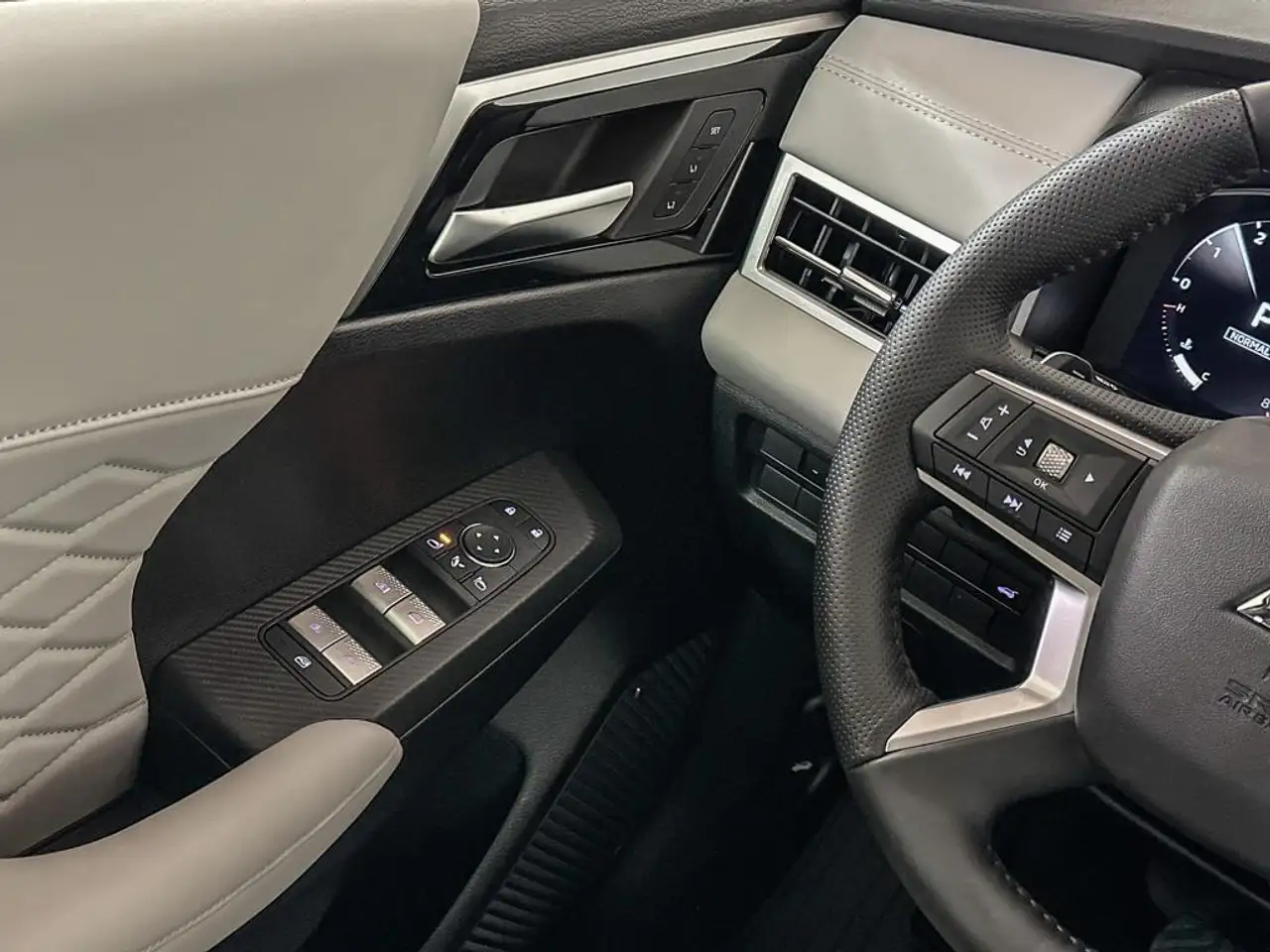 Mitsubishi Outlander снимка Mitsubishi Outlander