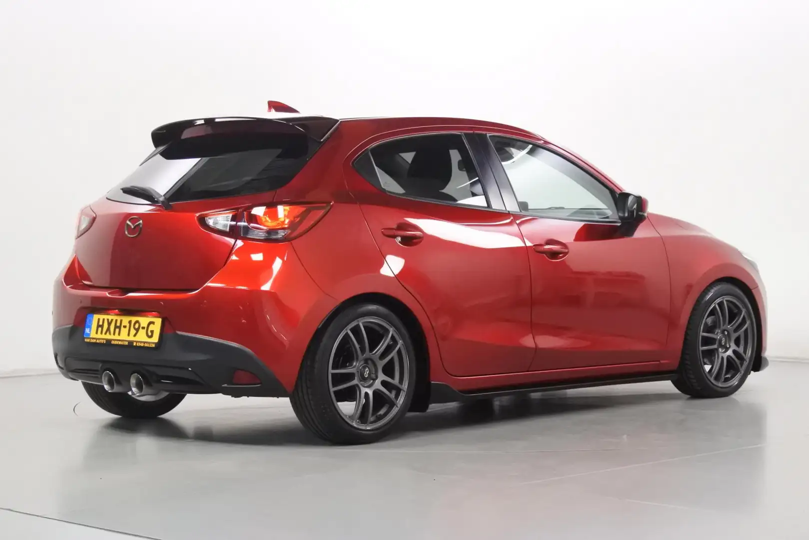 Mazda 2 1.5 90pk Kizoku Aero Pack 17" Enkai Sportuitlaat Rood - 2