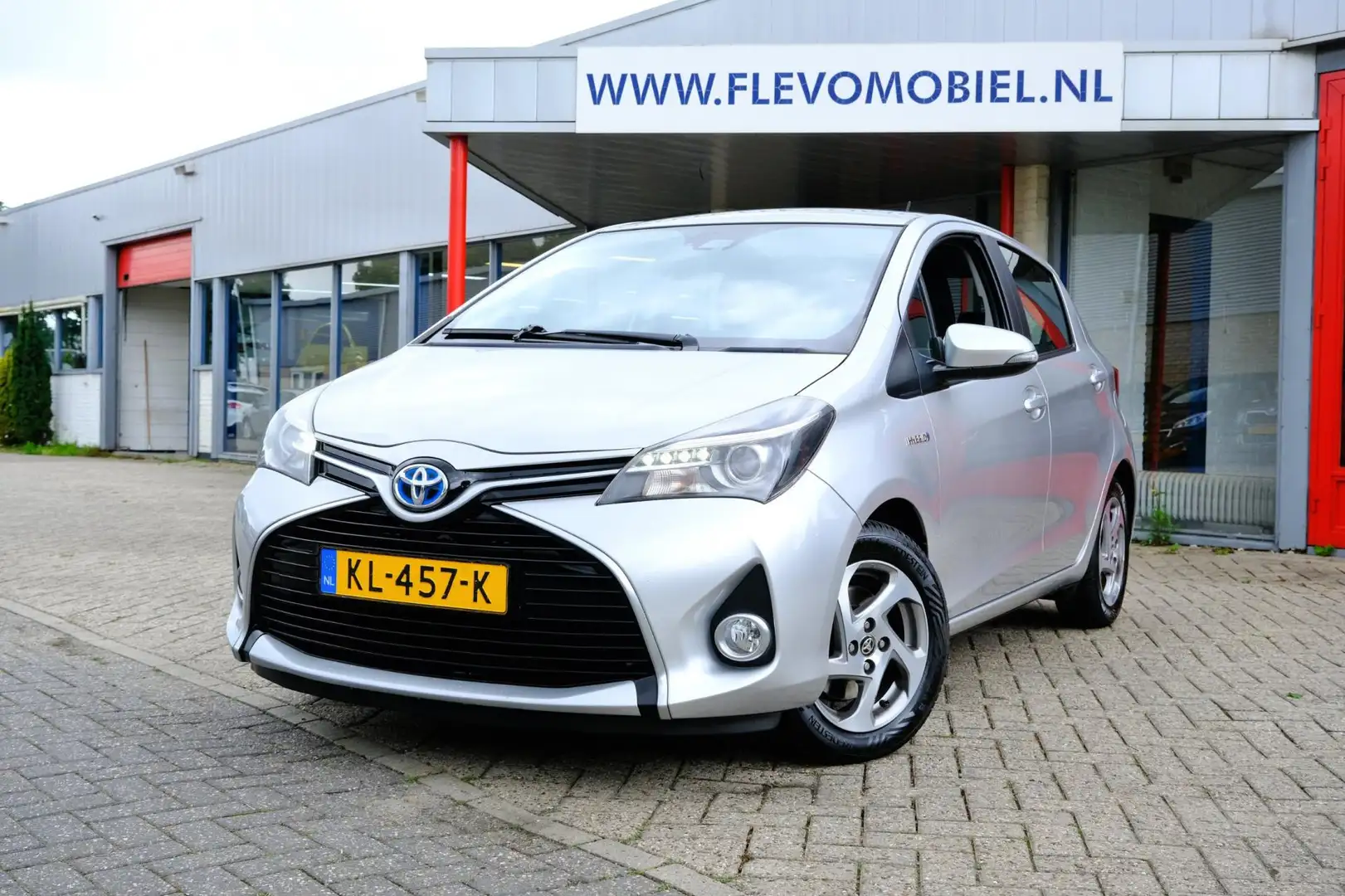 Toyota Yaris 1.5 Hybrid Trend Aut. Navi|Cam|LMV|Clima Grijs - 1