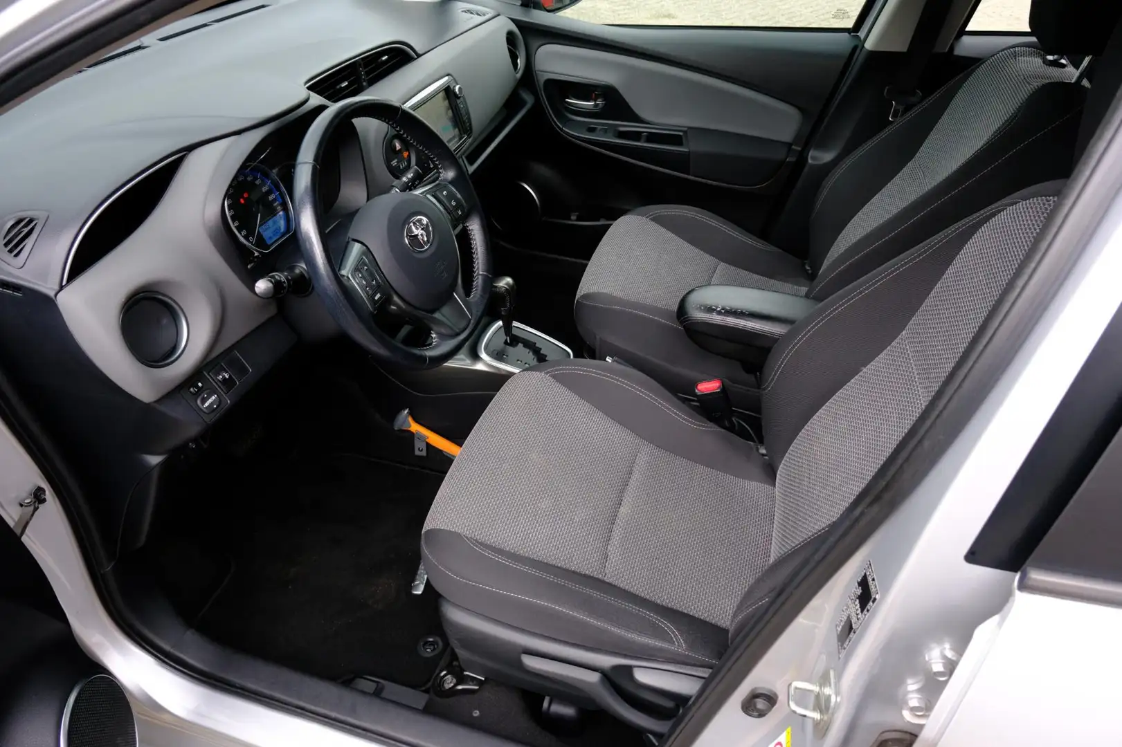 Toyota Yaris 1.5 Hybrid Trend Aut. Navi|Cam|LMV|Clima Grijs - 2