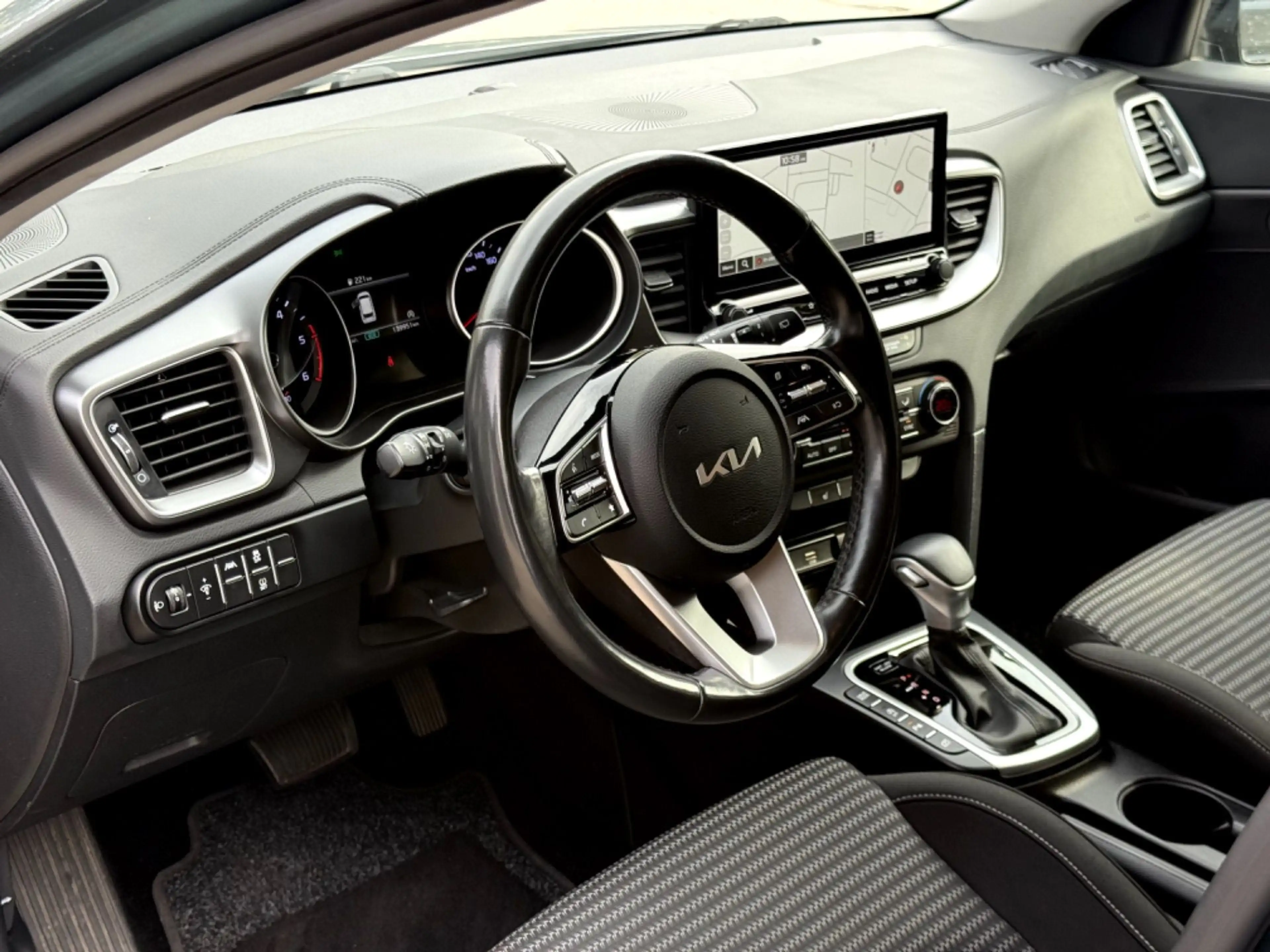 Kia Ceed SW / cee'd SW 1,6 CRDi SCR ISG Silber 48V DCT — photo 5