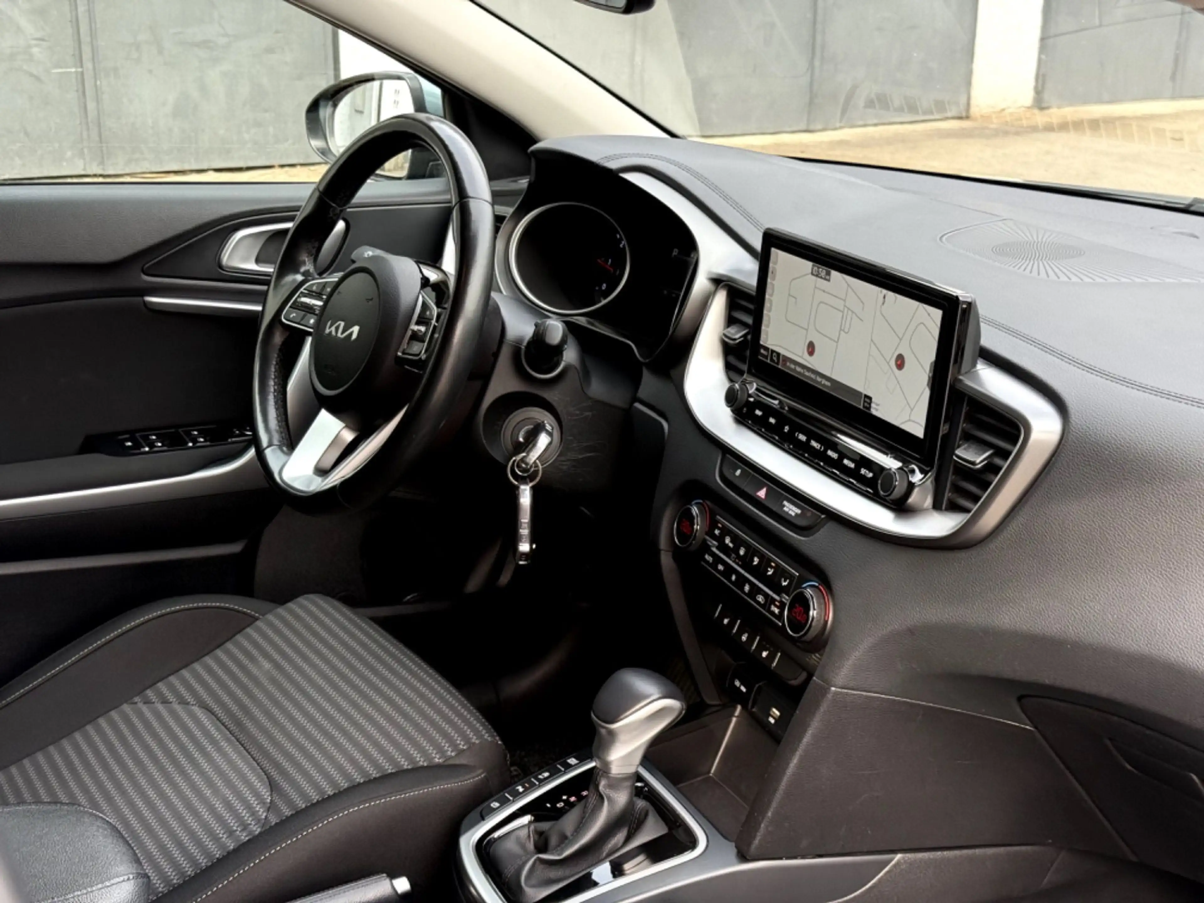 Kia Ceed SW / cee'd SW 1,6 CRDi SCR ISG Silber 48V DCT — photo 7