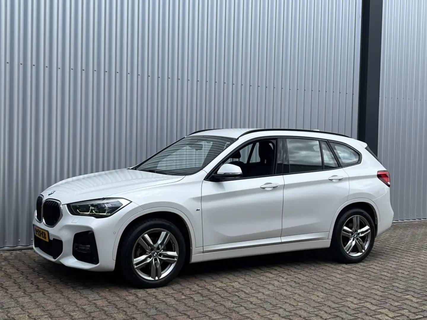 BMW X1 sDrive18i High Executive | M-Sport Pakket Wit - 2