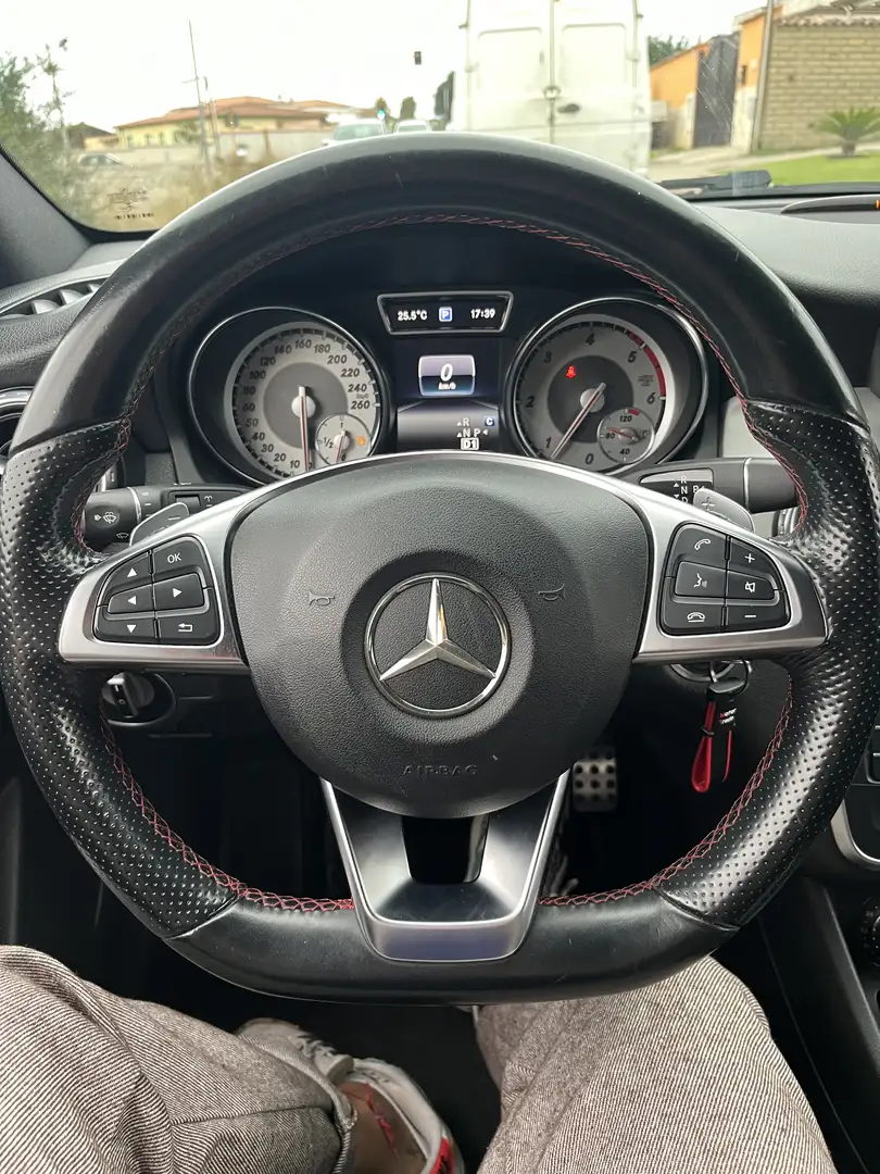 Mercedes-Benz GLA 200 Чёрный - 1