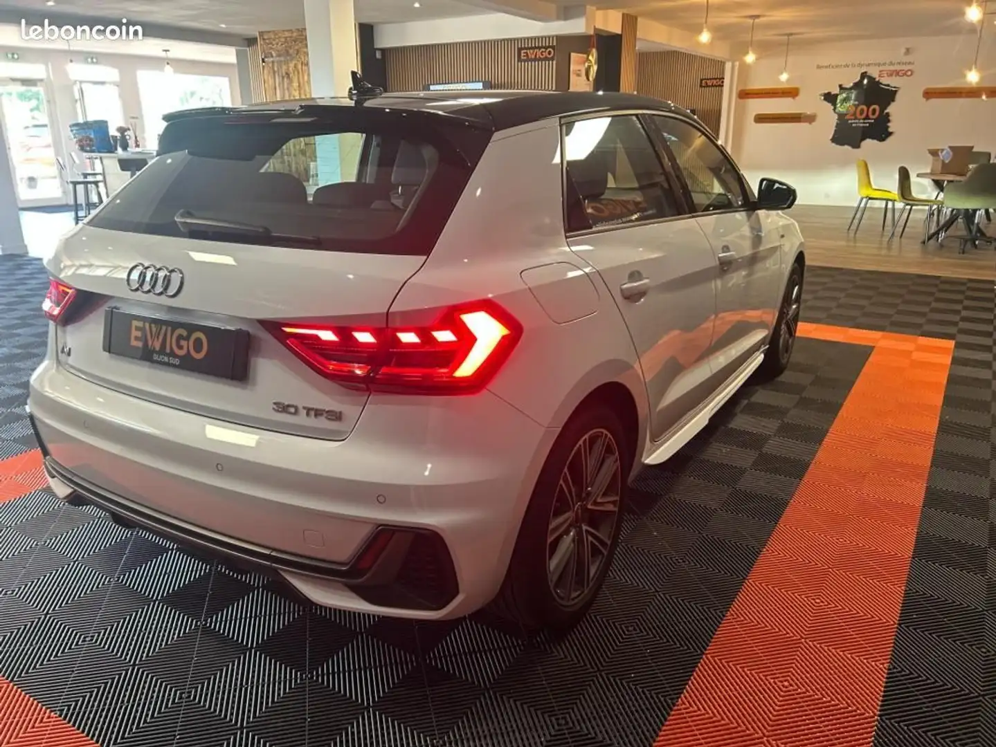 Audi A1 1.0 30 TFSI 110 S-TRONIC S-LINE BVA + SIÈGES AV CH Blanc - 2