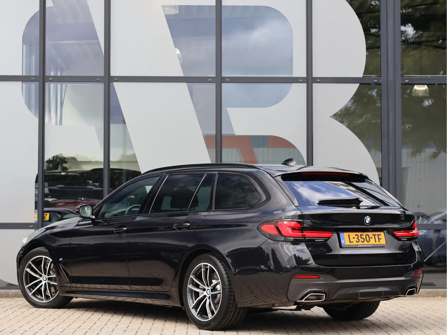 BMW 520 5-serie Touring 520i High Executive M Sport | Virt Zwart - 2
