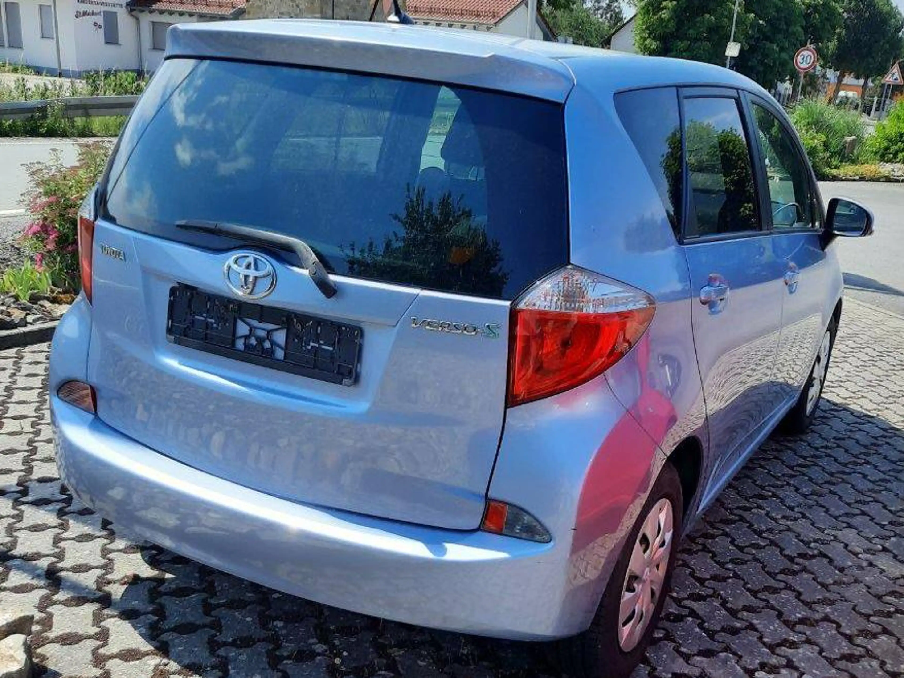 Toyota Verso-S Life — photo 2