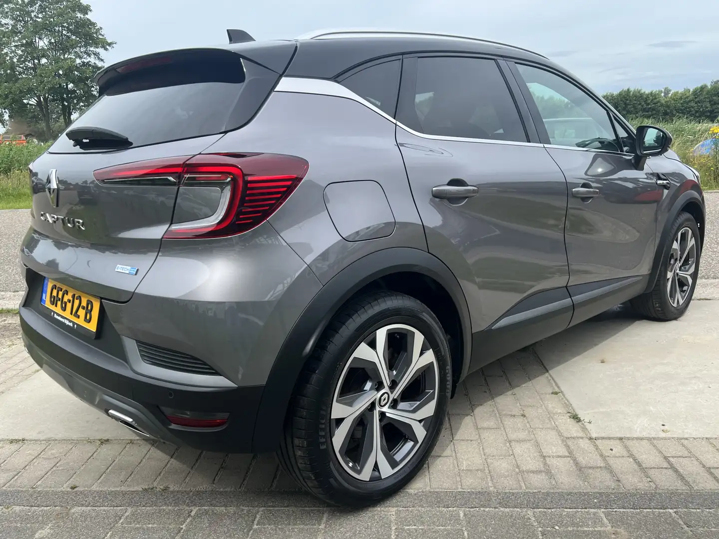 Renault Captur 1.6 E-Tech Plug-in Hybrid 160 R.S. Line / Automaat Grey - 2
