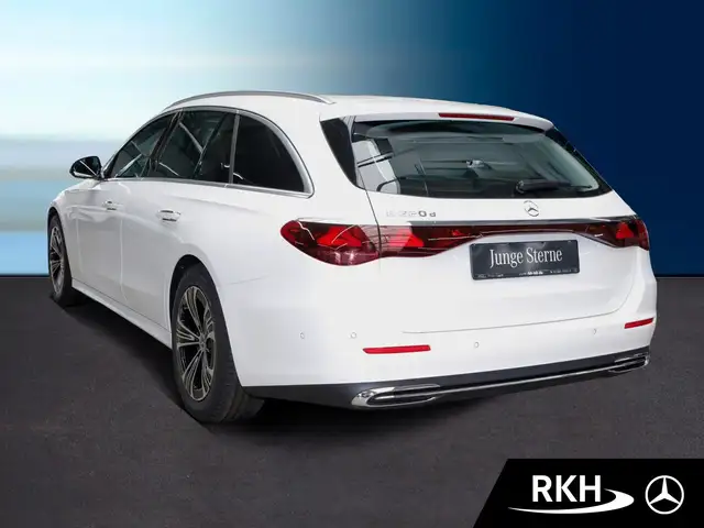 Mercedes-Benz E-Class view 4