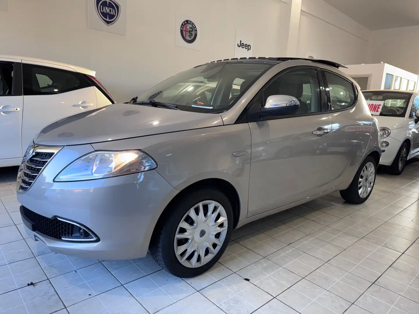 Lancia Ypsilon 0.9 TwinAir 85 CV 5 porte S&S DFN Platinum Oro - 2