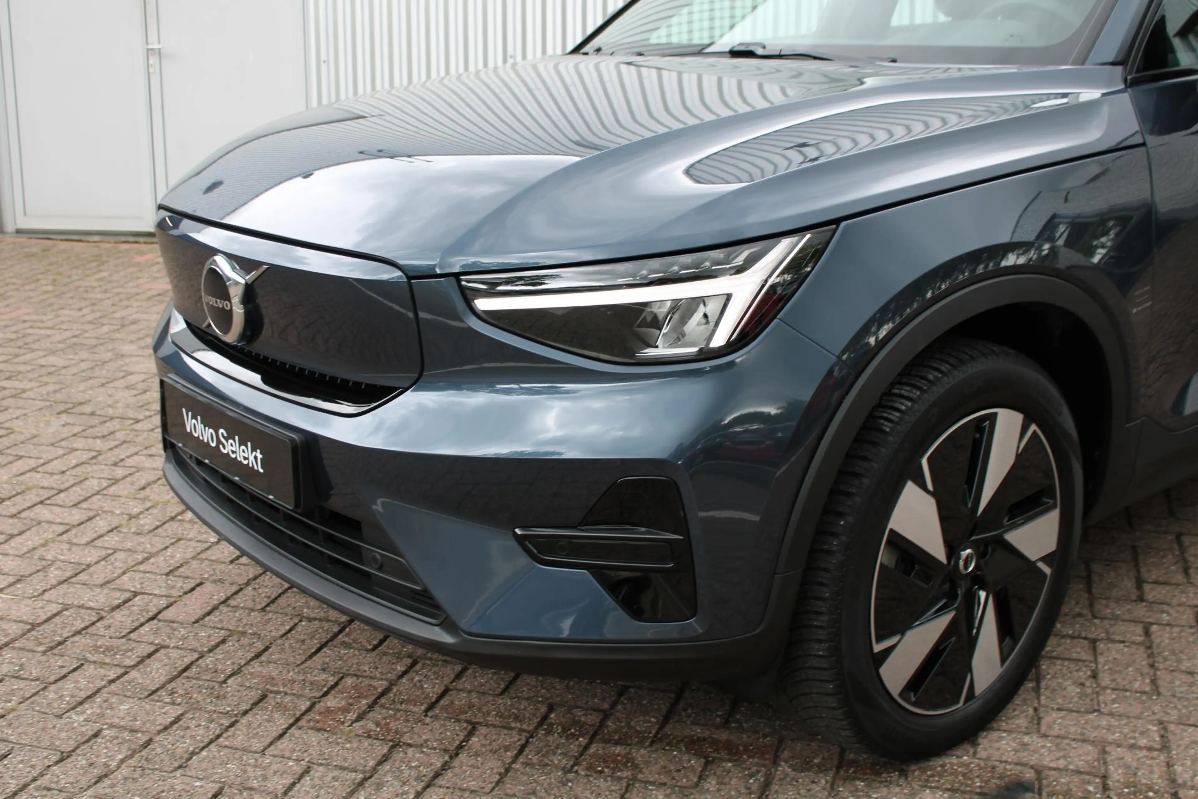 Volvo EX40 Single Motor Extended Range Plus 82 kWh | Trekhaak — photo 2