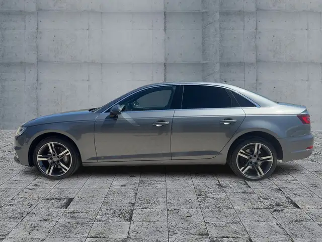 Audi A4 view 4