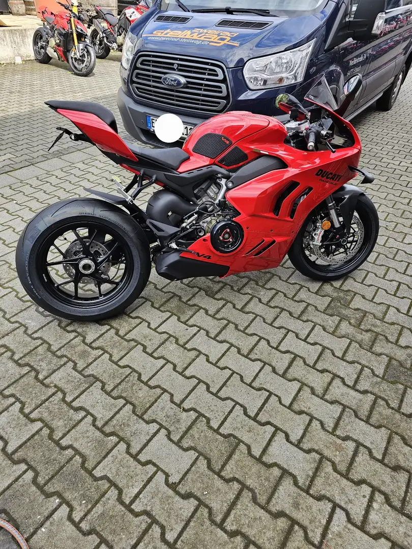 Ducati Panigale V4 crvena - 1