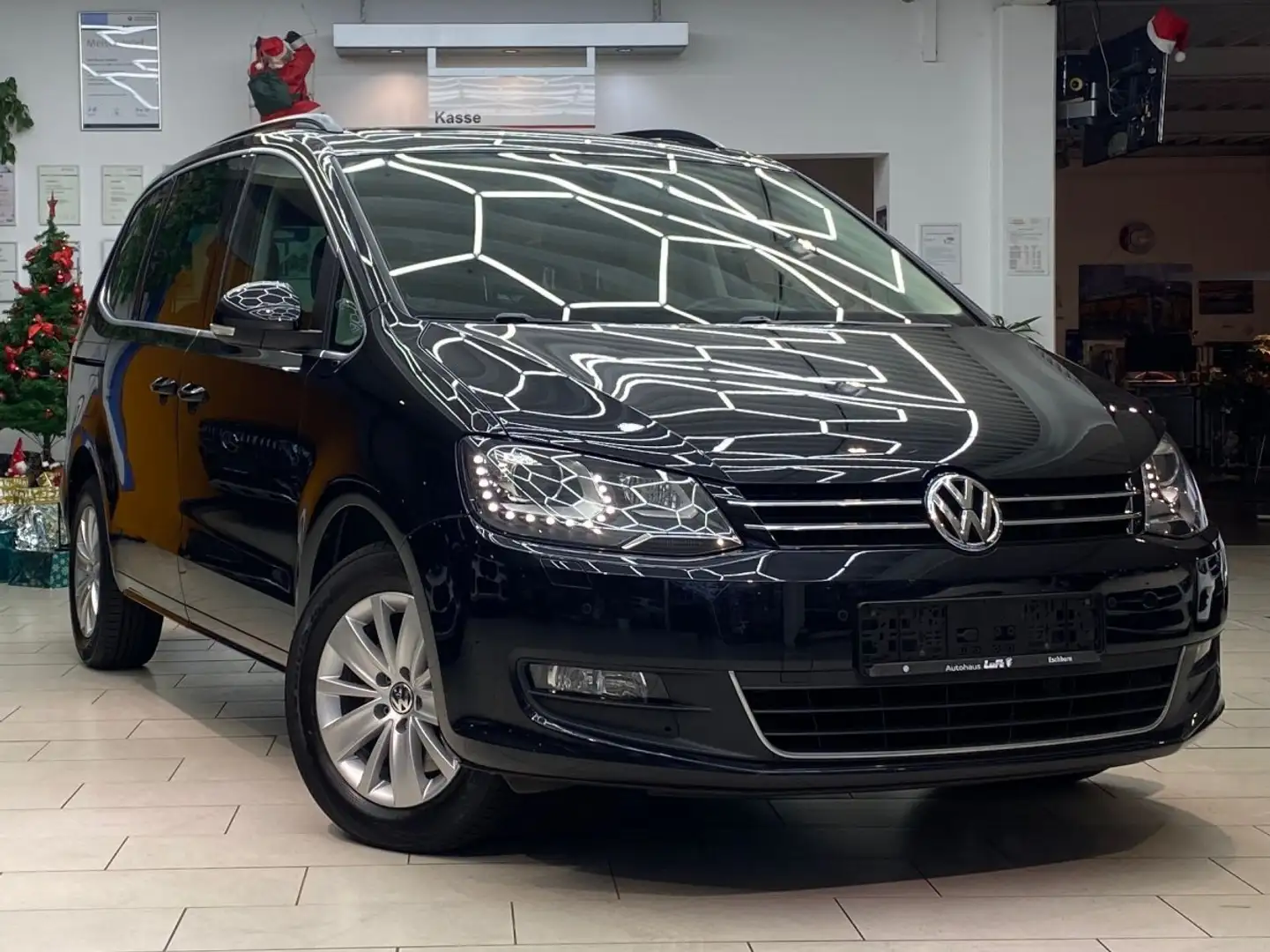 Volkswagen Sharan 2.0 TDI BMT Automatik Navi Pano RueFaKa PDC SHZ Te Zwart - 1